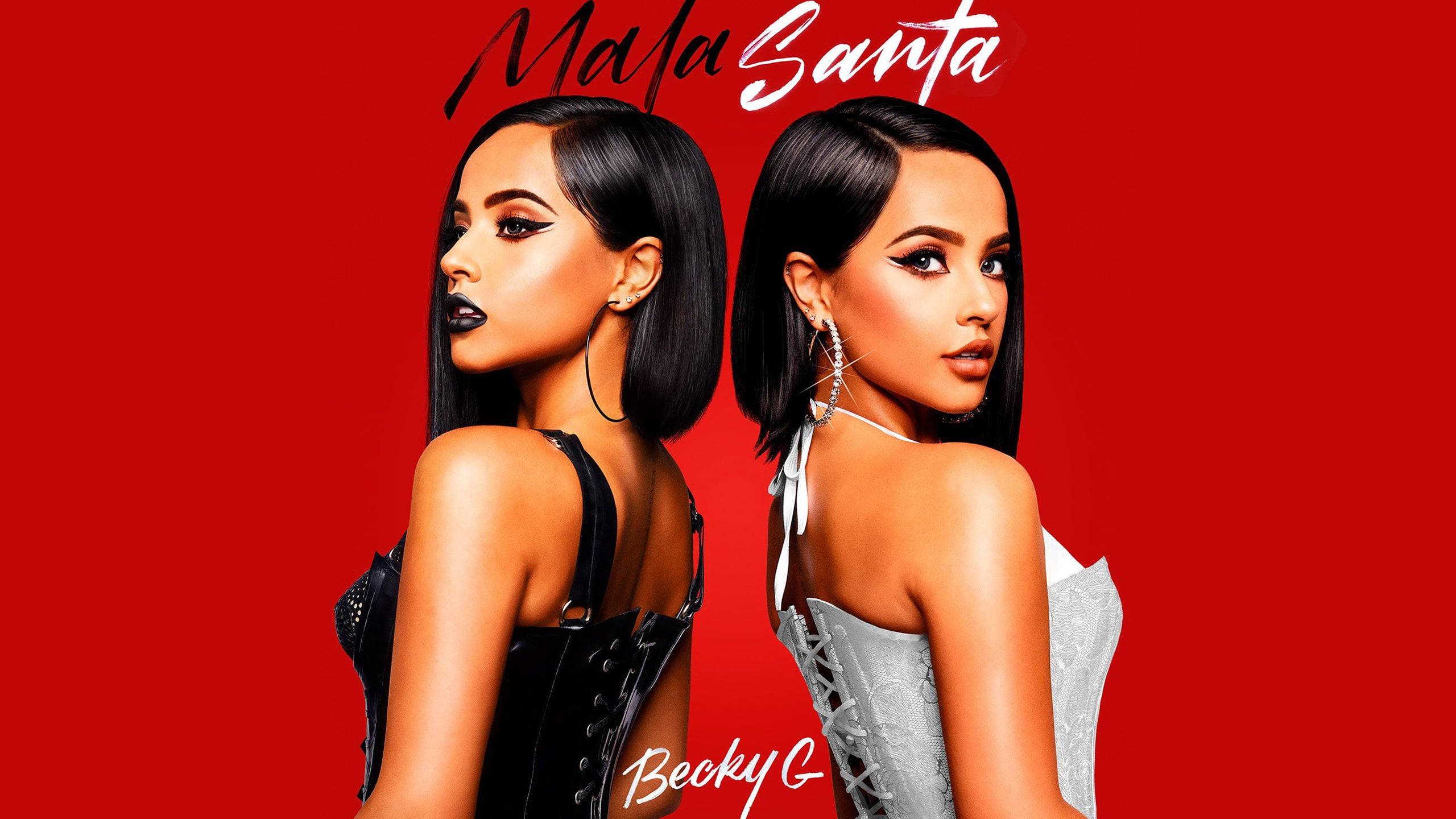 Becky G《Mala Santa》專輯封面 壁紙 — 兩位穿著黑色和銀色緊身胸衣的迷人女性，在帶有「Mala Santa」文字的醒目紅色背景前擺姿勢。