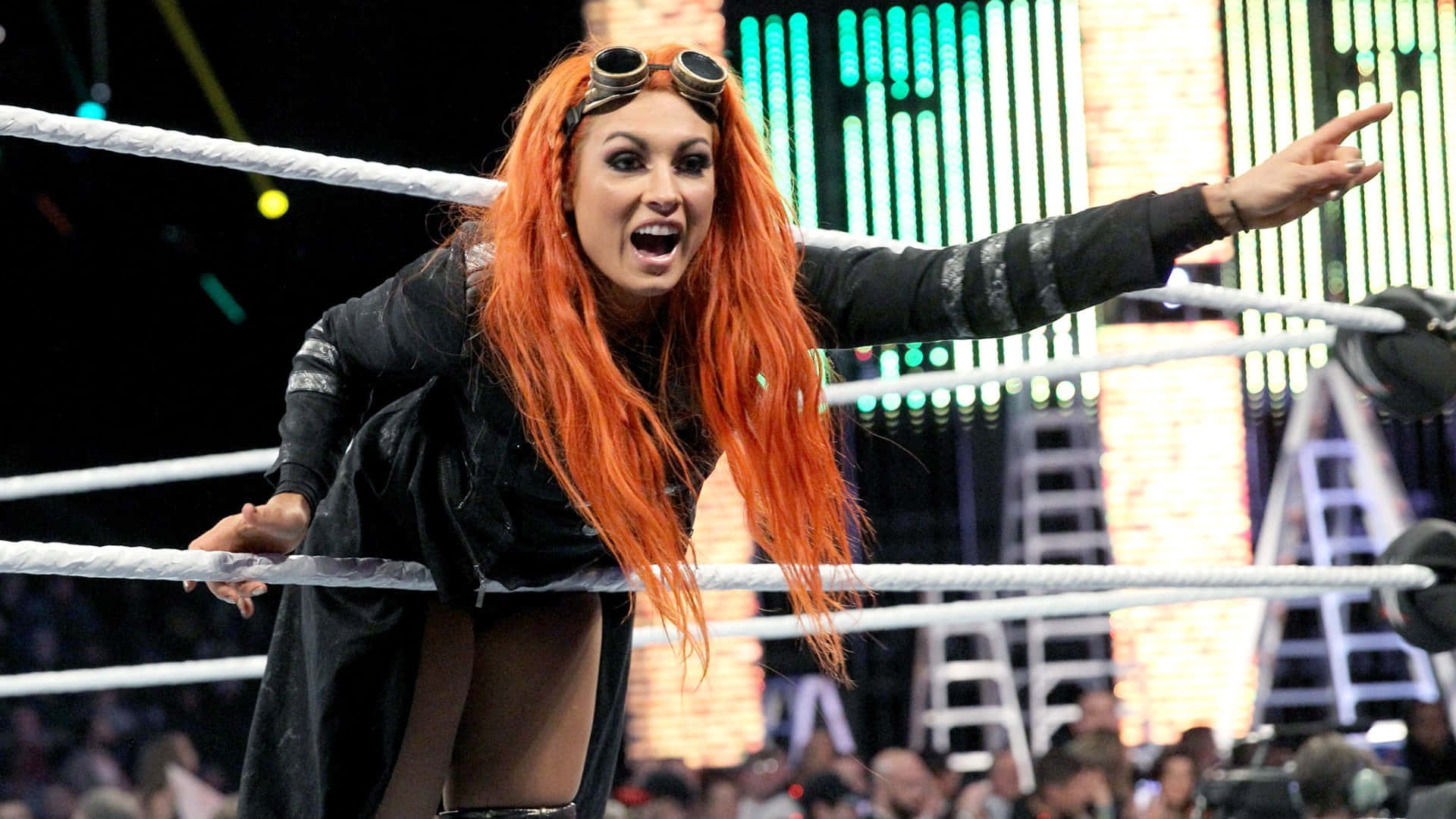 Becky Lynch 俯身靠向擂台邊 壁紙