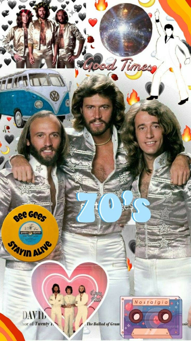 Bee Gees 70年代流行樂團復古粉絲藝術 壁紙 — 一幅充滿活力的70年代拼貼畫， featuring Bee Gees 穿著銀色服裝、迪斯科球、VW 巴士、卡式錄音帶和心形圖案。