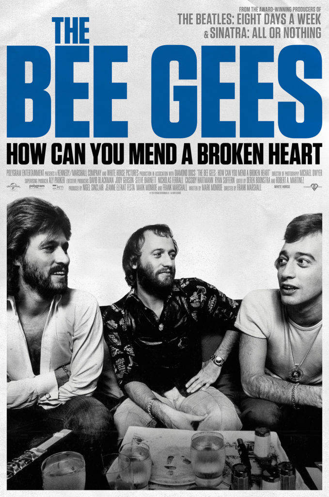 Bee Gees 文獻電影海報《How Can You Mend A Broken Heart》2020 壁紙 — 三個男人休閒地坐在沙發上，周圍有飲品，背景是純白色，帶有粗體藍色和黑色文字。