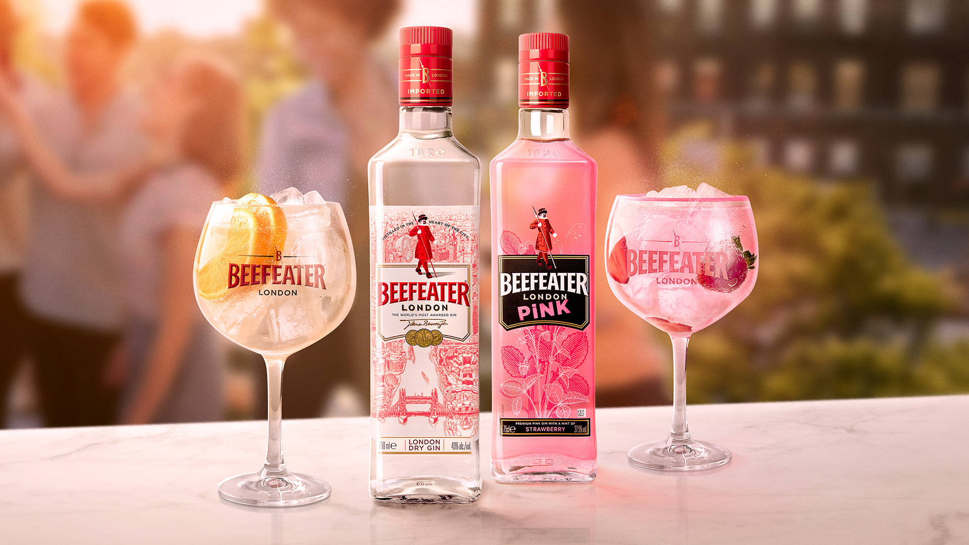 Beefeater氈酒瓶和雞尾酒放在大理石吧檯上，背景有人跳舞。