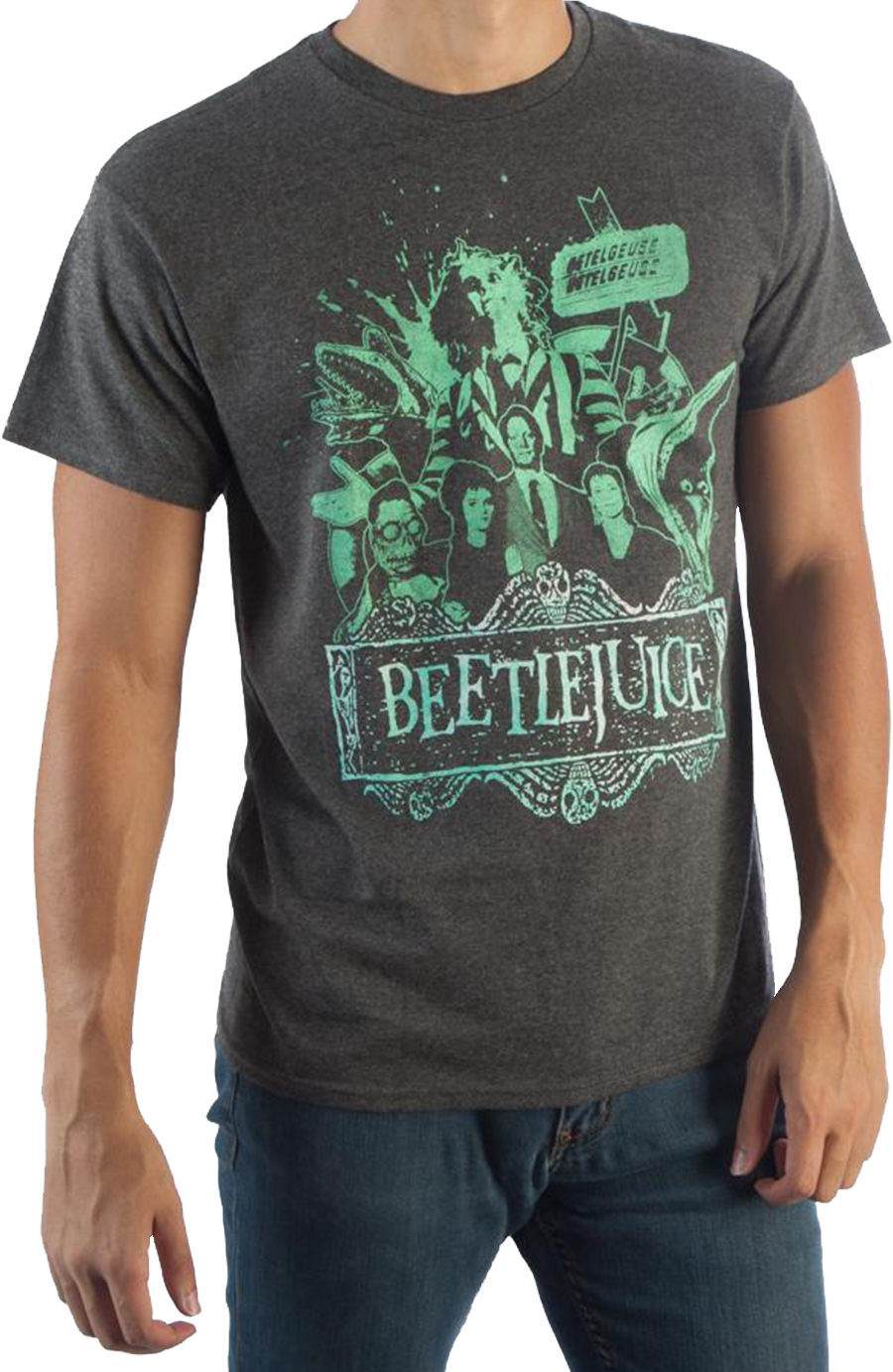 Beetlejuice 電影圖案 T 恤 壁紙 — 一個人穿著深灰色T恤，上面有充滿活力的綠色Beetlejuice圖案，包含角色和華麗字體。