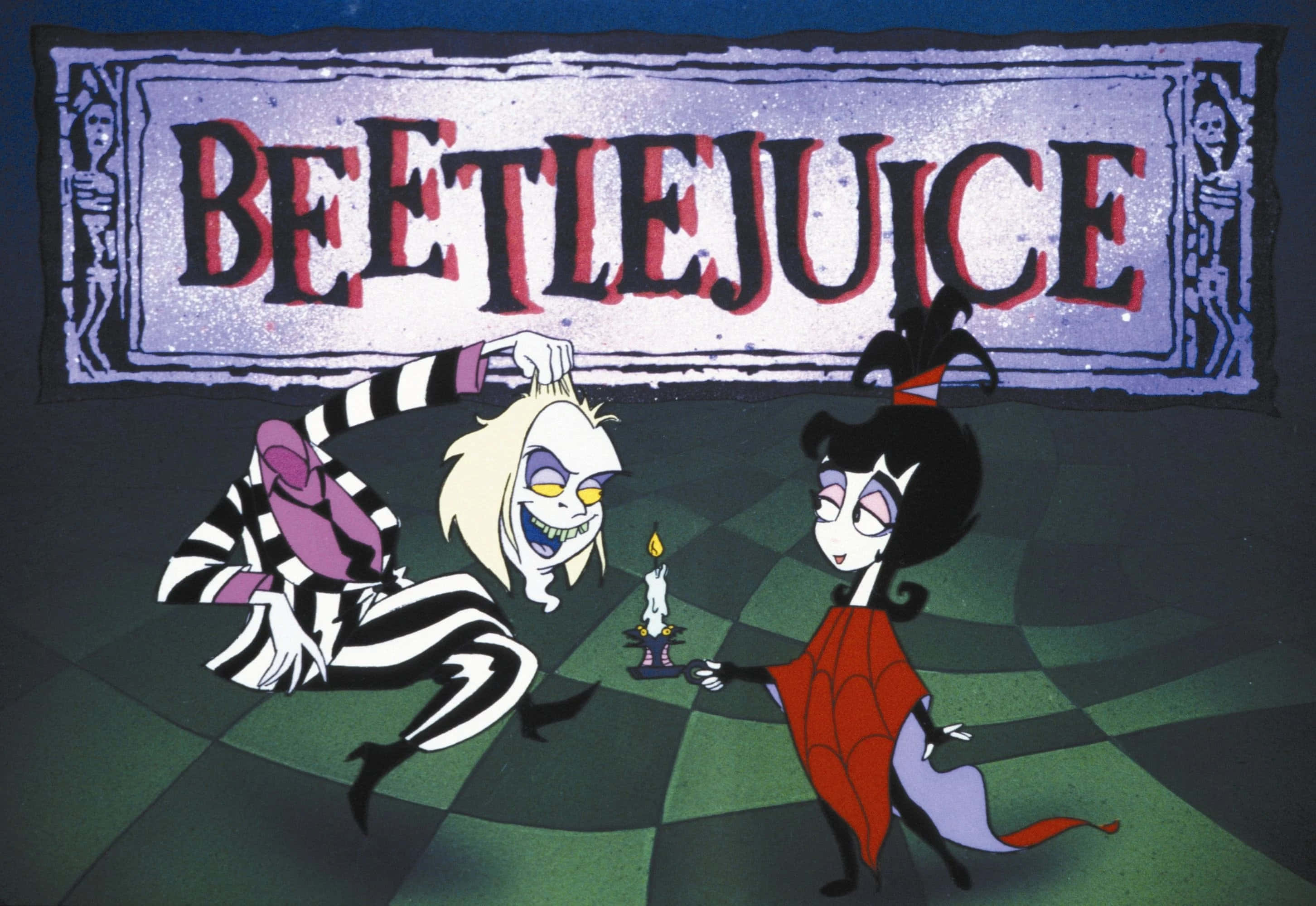嘩鬼家族 桌布 壁紙 — Beetlejuice 和 Lydia Deetz 站在一個格子房間裡，下方是閃閃發光的 'BEETLEJUICE' 標誌，他們之間有一根蠟燭。