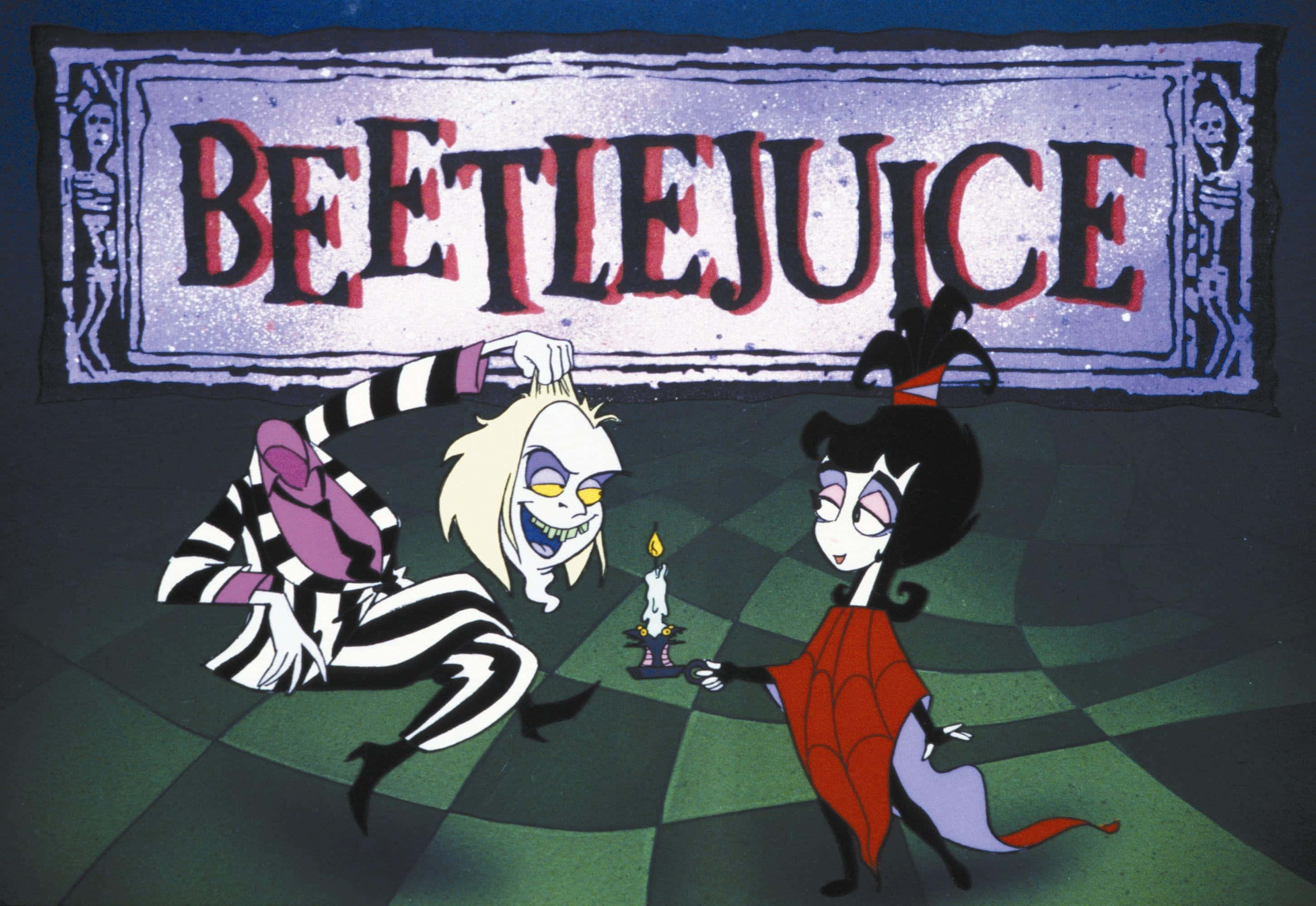 嘩鬼家族 桌布 壁紙 — Beetlejuice 和他的妻子站在一個方格地板上，下方閃爍著 Beetlejuice 標誌，營造出詭異的動畫場景。