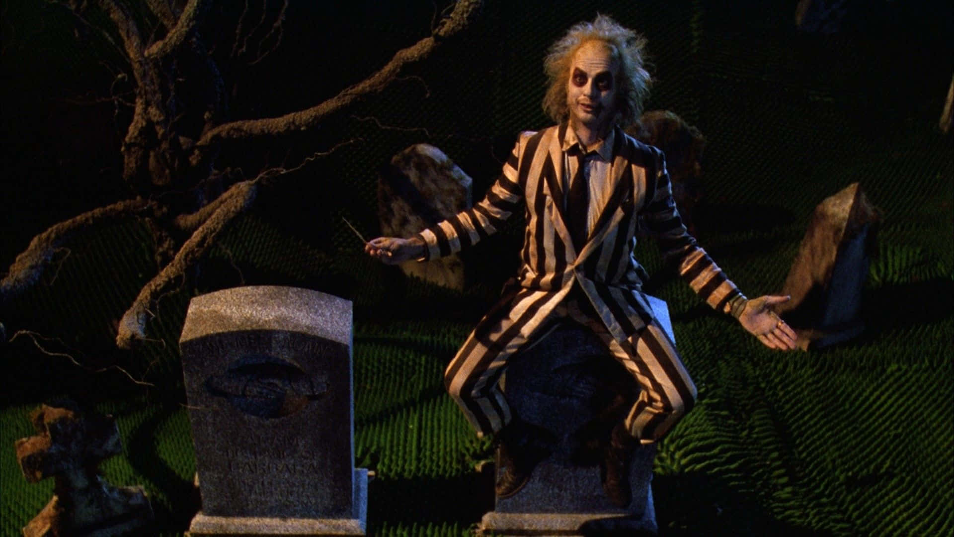 Beetlejuice 桌布 壁紙 — Beetlejuice 坐在一個陰暗詭異的墓地的墓碑上，周圍有扭曲的樹木和發光的綠色草地。