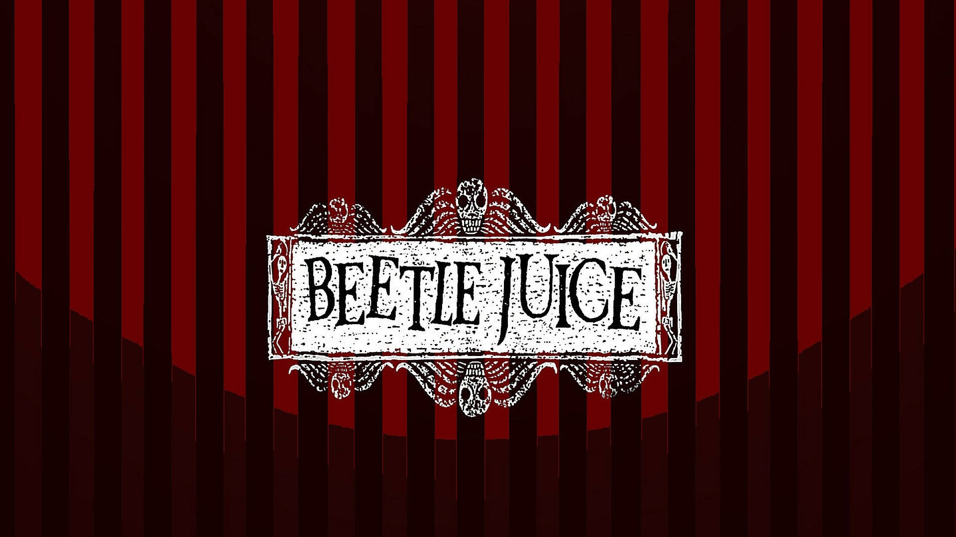 Beetlejuice標誌，帶有頭骨和翅膀，背景是紅色窗簾。
