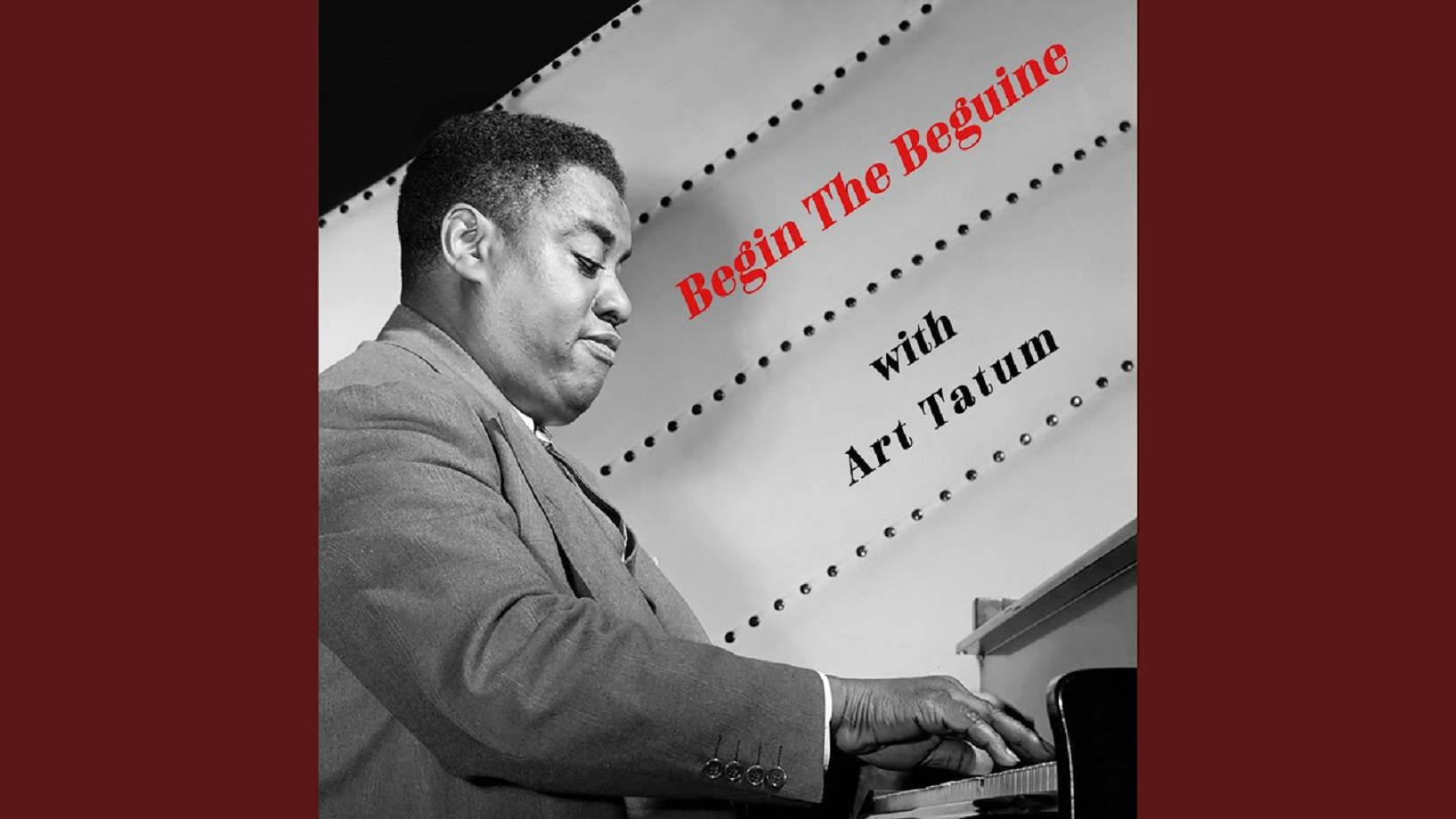 Begin The Beguine 與 Art Tatum 專輯 壁紙 — 一幅黑白肖像，爵士鋼琴家 Art Tatum 正在彈奏鋼琴，紅色文字疊加在鉚接金屬背景上。