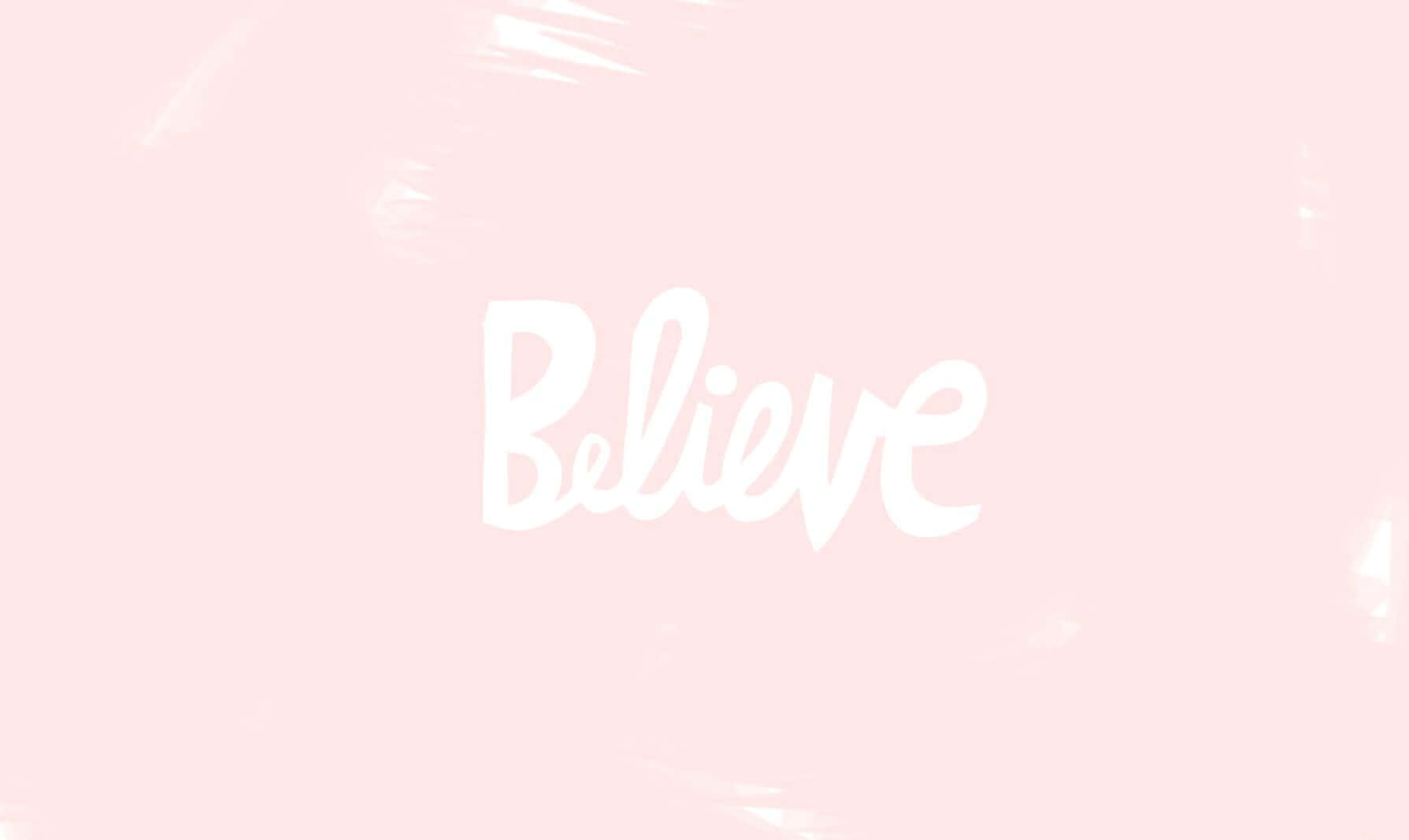粉紅色水彩背景，上面有白色草書字體「Believe」。