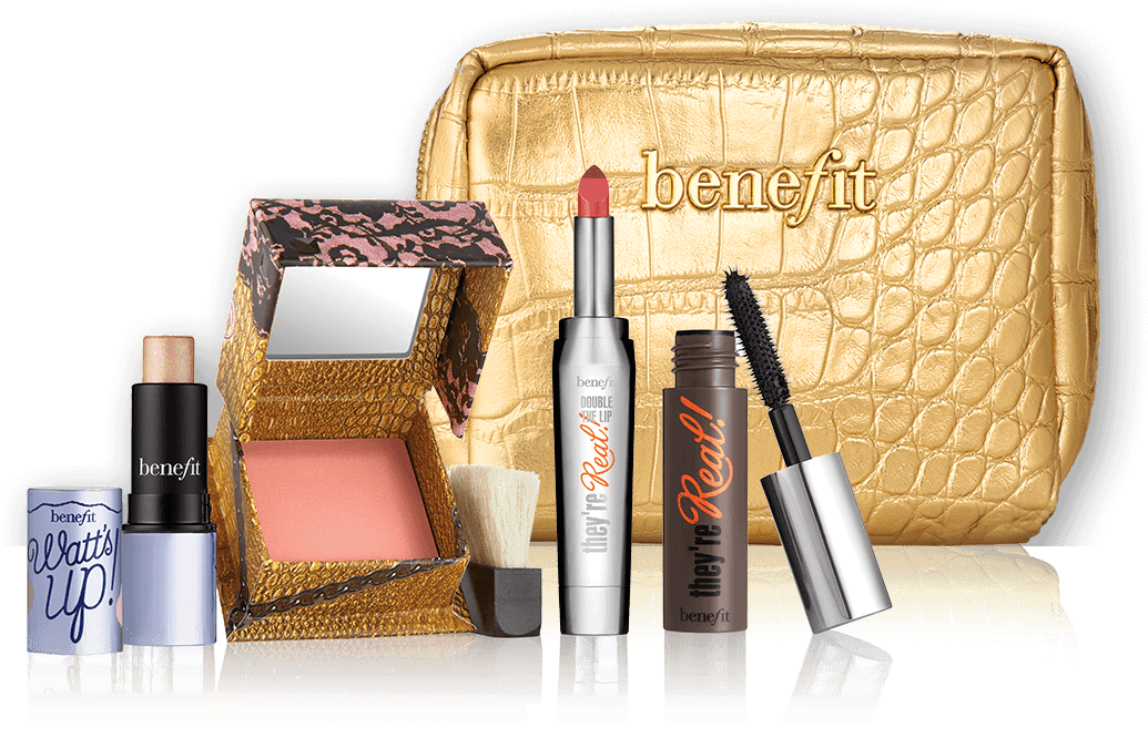 Benefit 化妝品系列 壁紙 — 一系列迷人的 Benefit 化妝品，包括唇膏、睫毛膏、胭脂和粉餅，排列在反光表面上，配以金色鱷魚紋化妝袋。