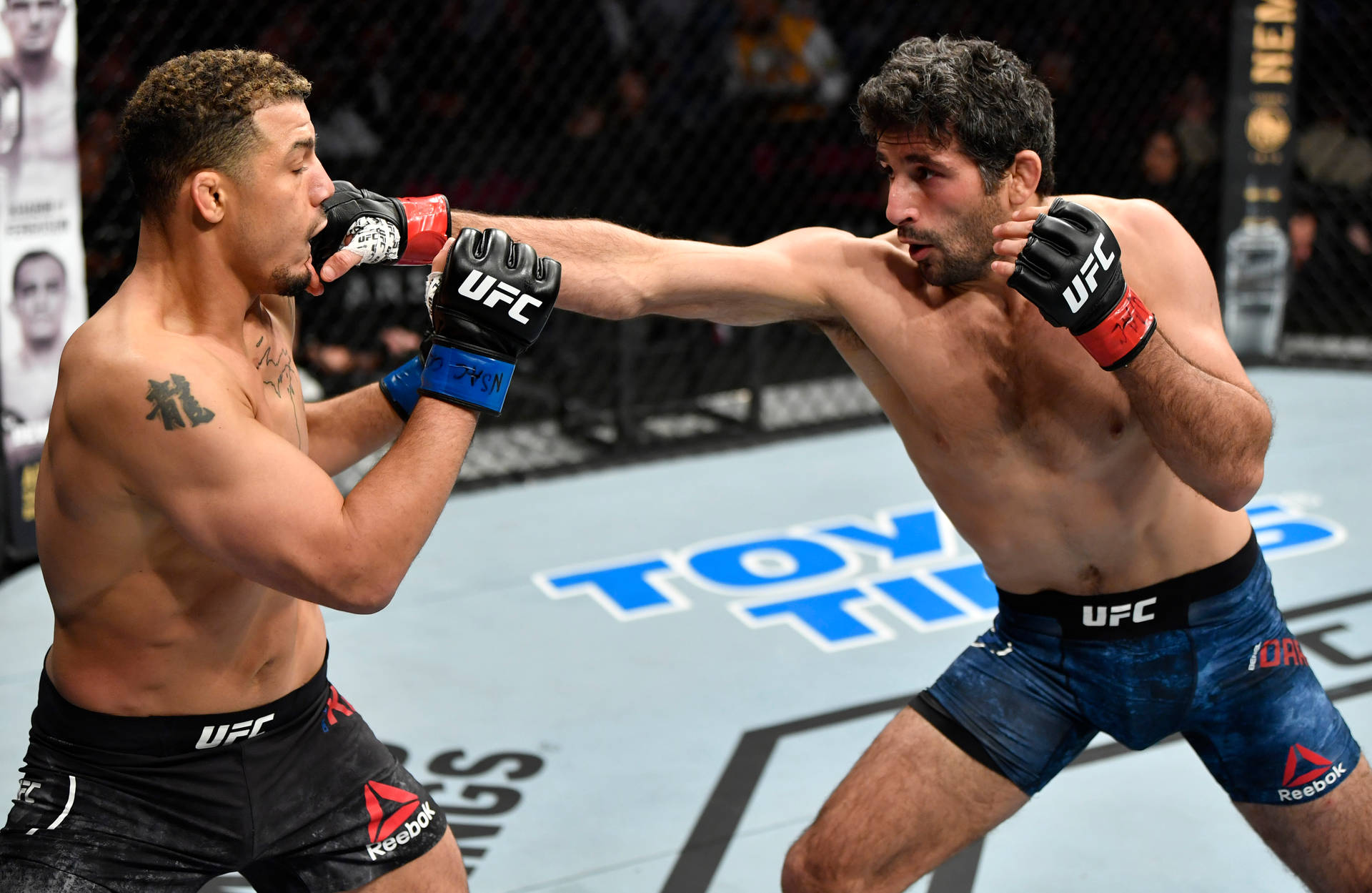 兩名男性MMA拳手在UFC八角籠比賽中互相出拳。