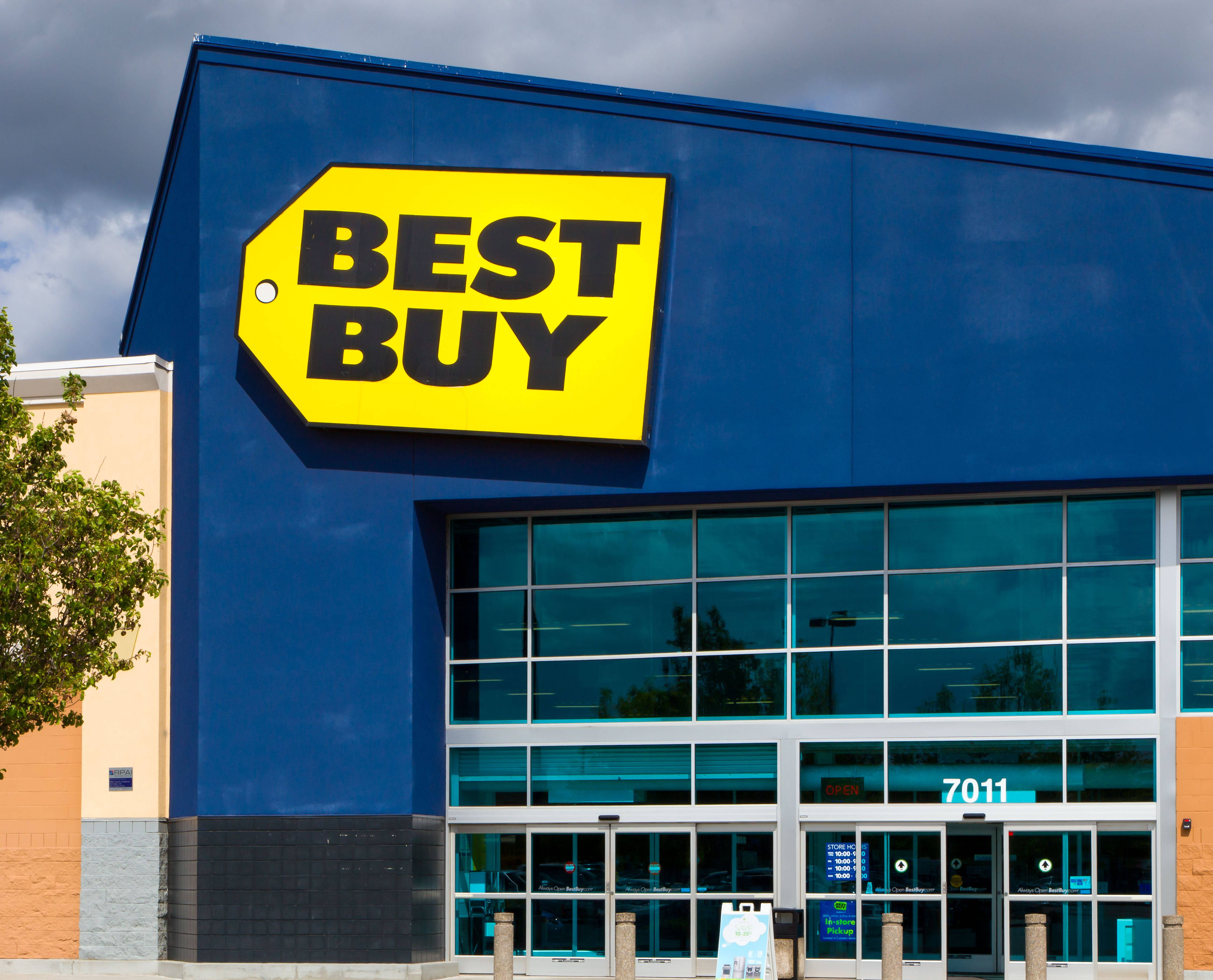 Best Buy主入口 壁紙 — 一間明亮的藍色Best Buy商店，在陰天下有一個大型黃色標籤標誌。