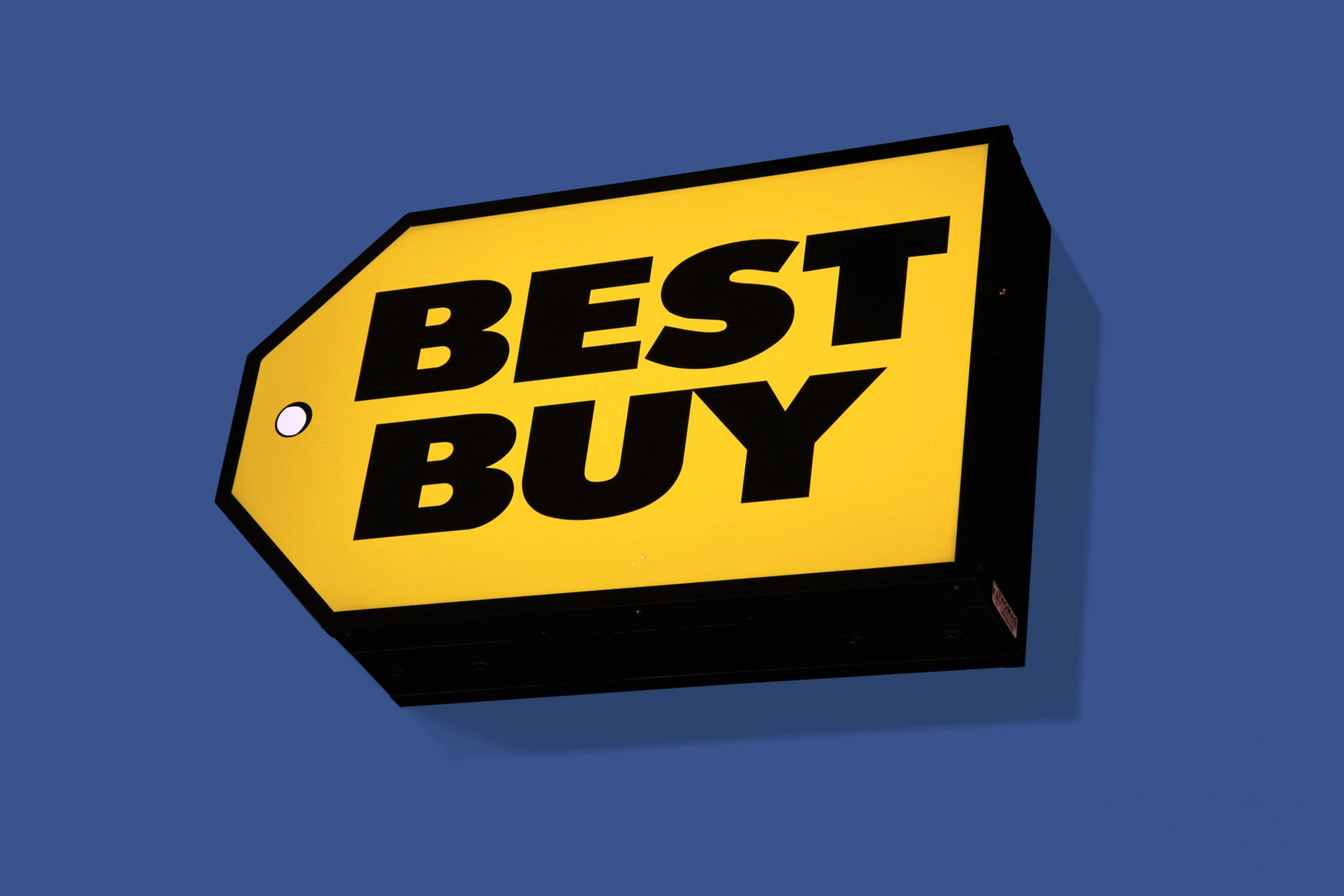 Best Buy數位藝術 壁紙 — 一個鮮黃色的Best Buy價格標籤牌，上面有粗體黑色文字，在純藍色背景上格外突出。