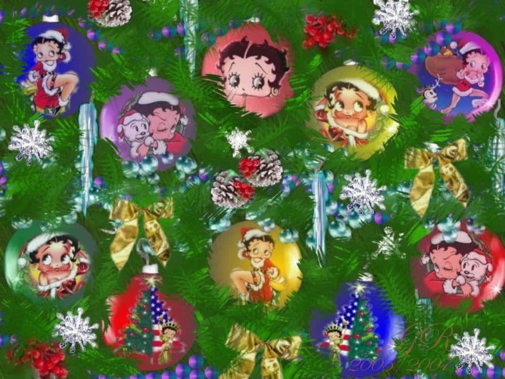 聖誕樹裝飾有Betty Boop裝飾品、雪花和金色彩帶