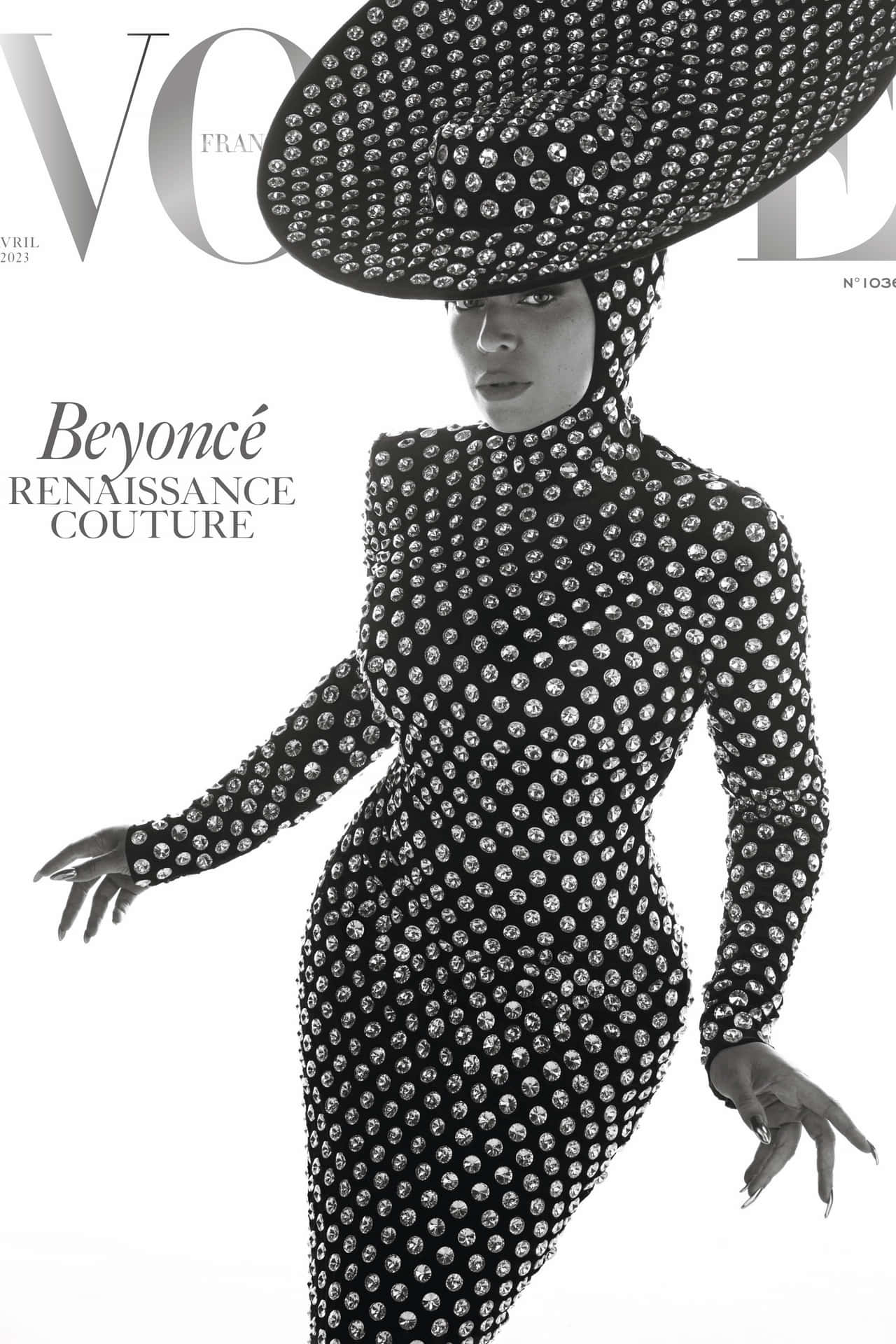  壁紙 — Beyoncé 身穿鑲鑽長袍和相配的帽子，為《Vogue France》2023年4月號 Renaissance Couture 封面拍攝了一張引人注目的黑白照片。