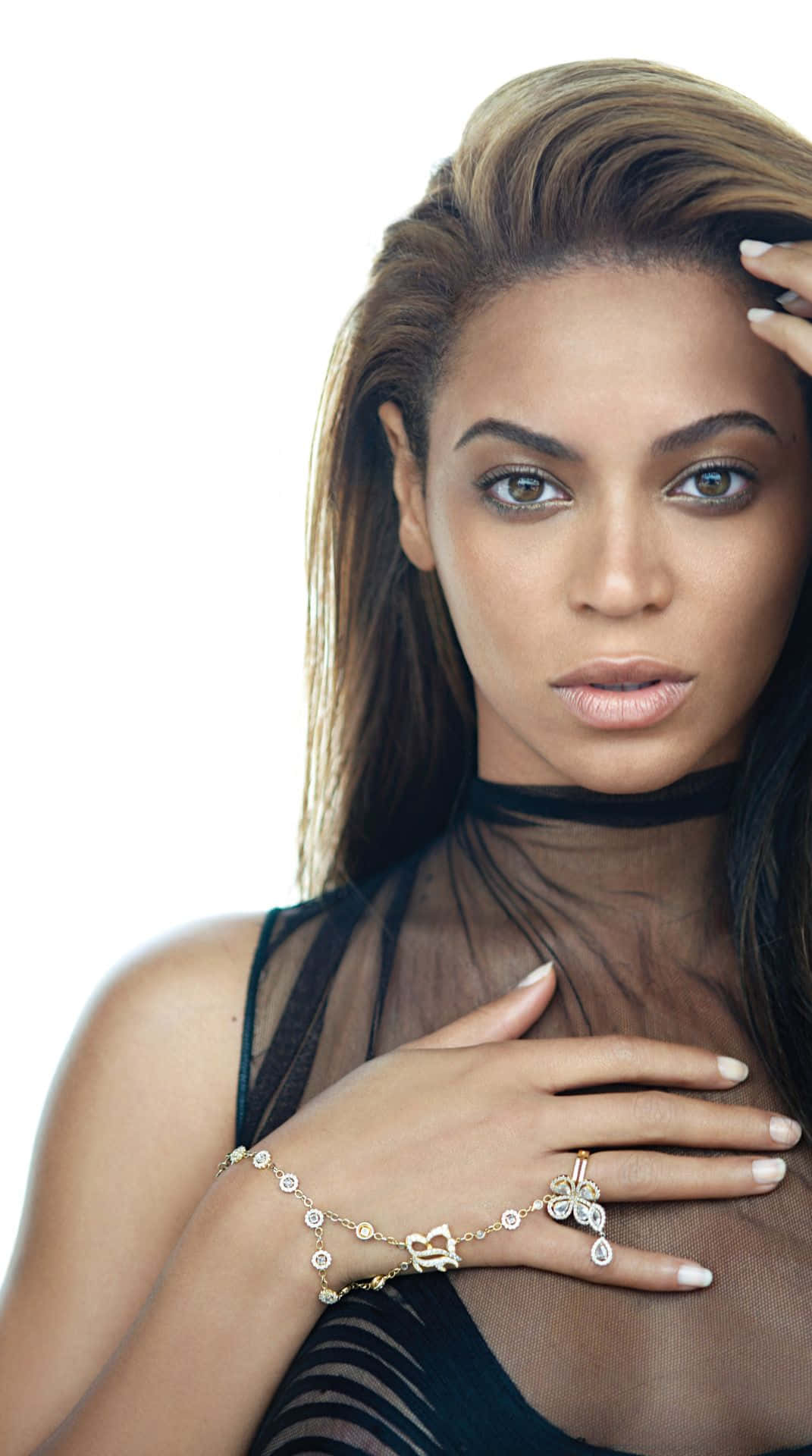 Beyonce 雙手放於手腕上擺姿勢 壁紙
