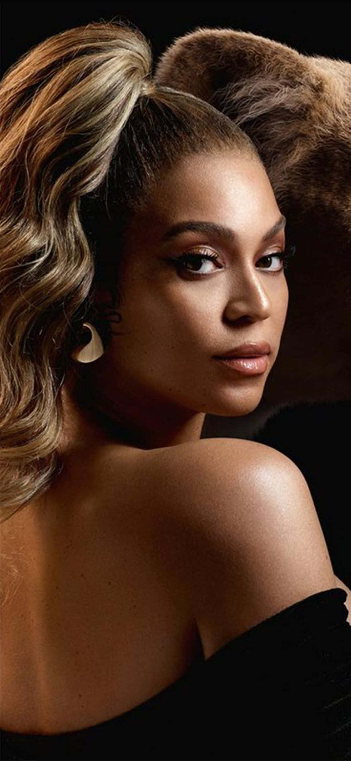 Beyonce喺呢幅迷人嘅影像中散發魔力、力量同優雅。 壁紙