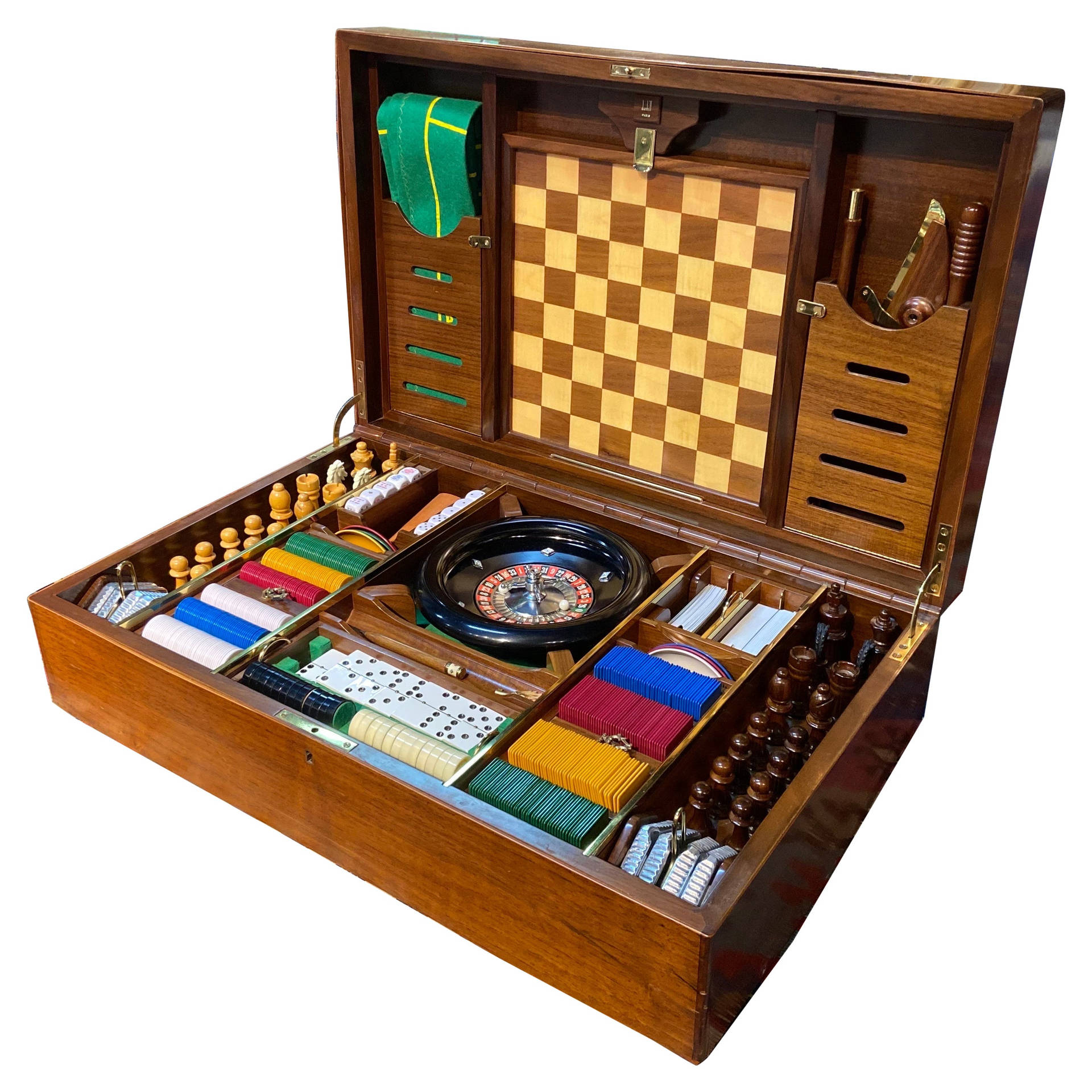 復古木製遊戲套裝，包括國際象棋、輪盤、骨牌和撲克籌碼。