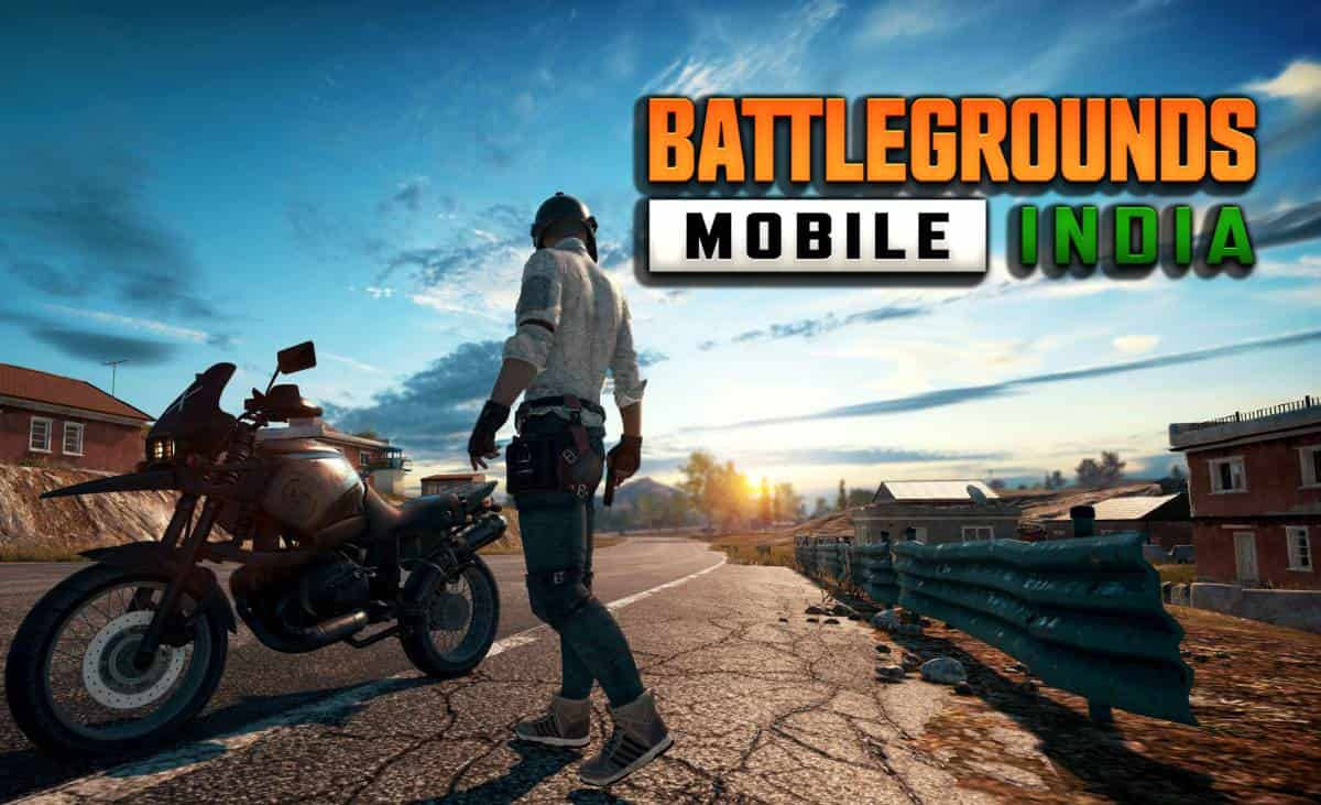 BGMI 摩托車騎士 壁紙 — 一名戴著頭盔和裝備的玩家在日落時分走在裂開的道路上，旁邊有一輛電單車，上方有「BATTLEGROUNDS MOBILE INDIA」標誌。