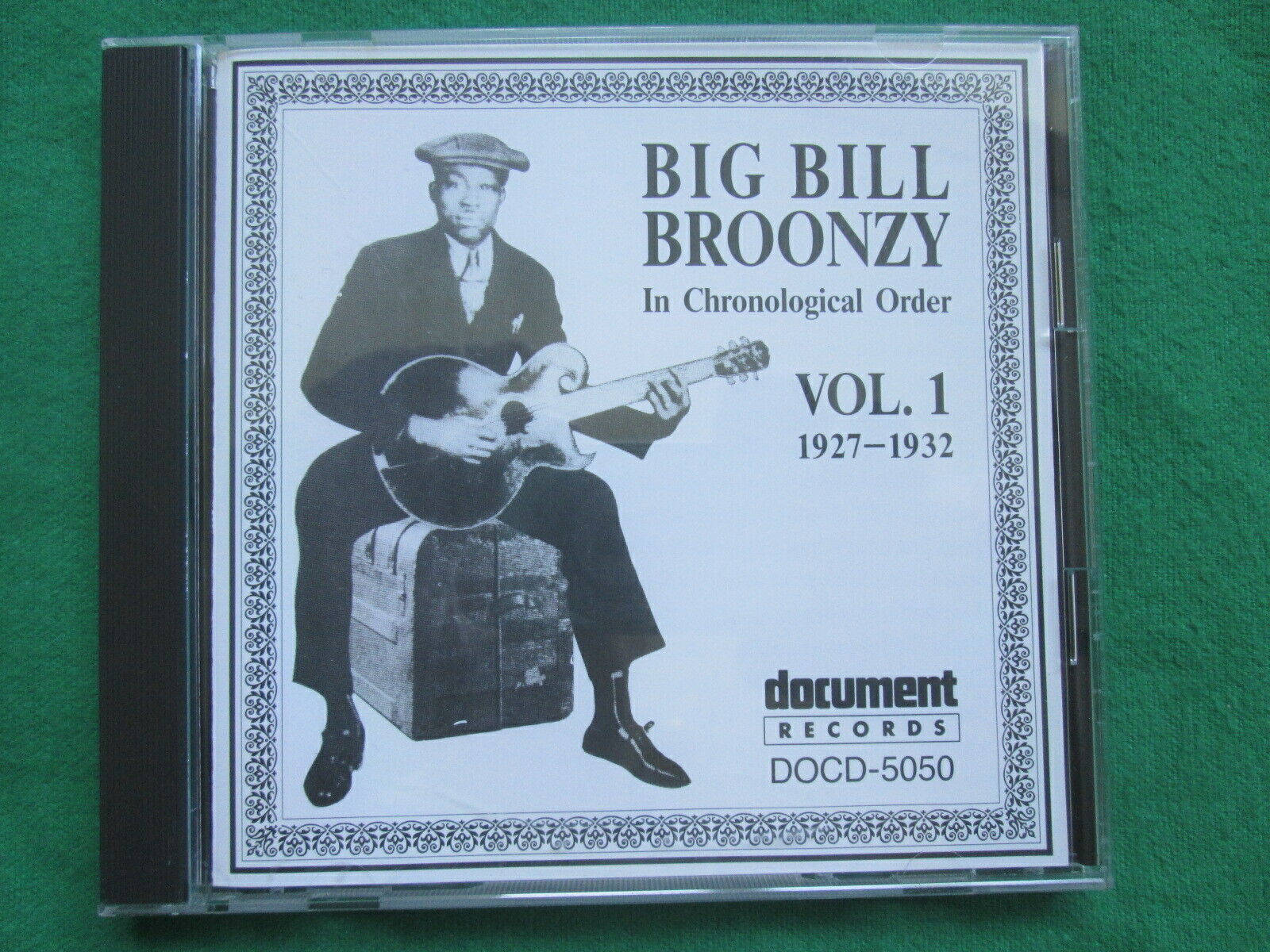 Big Bill Broonzy 1927-1932 音樂作品集的CD封面，置於綠色布料上。