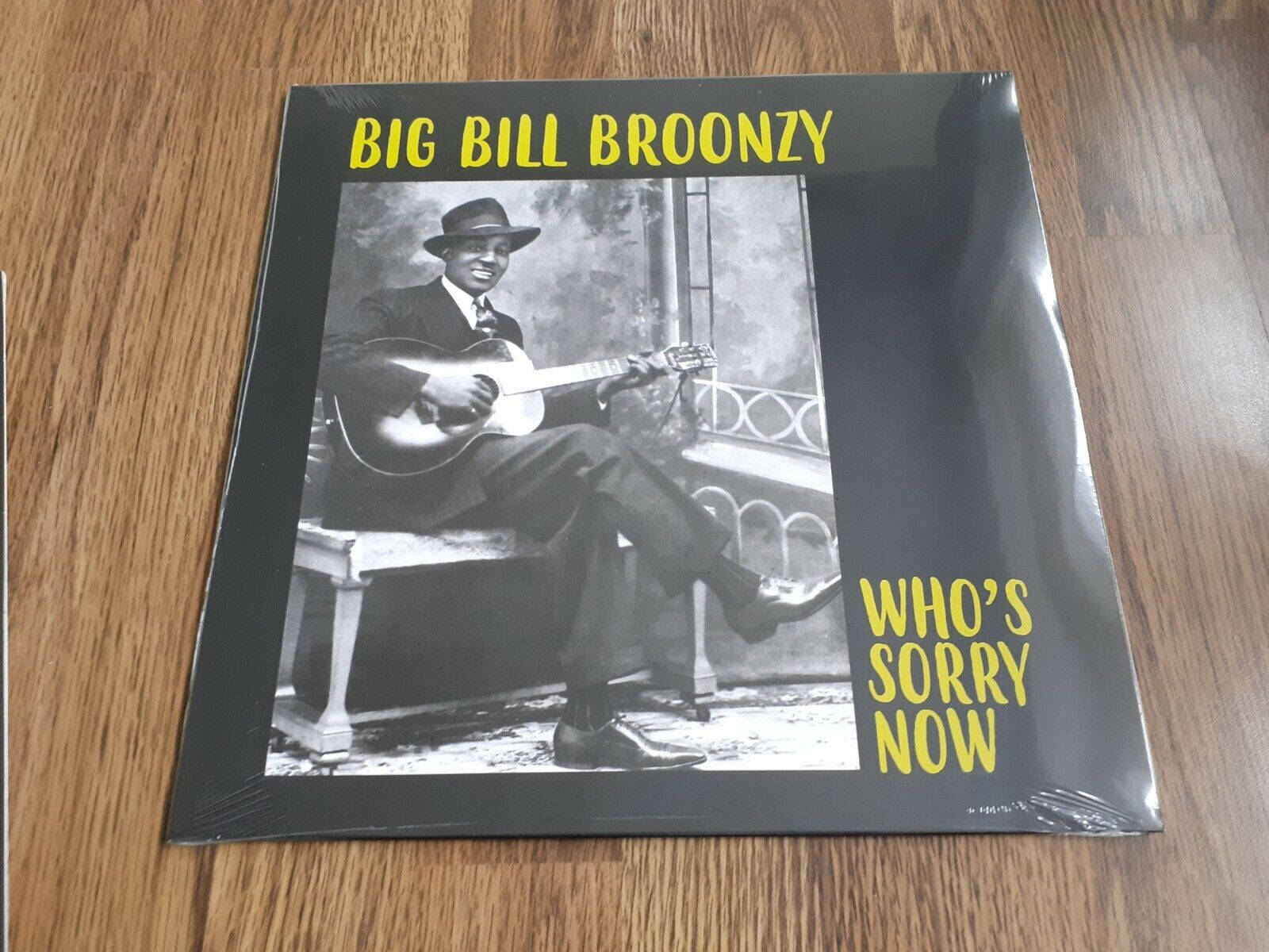 復古黑膠唱片封面， featuring 音樂家 Big Bill Broonzy 彈結他。