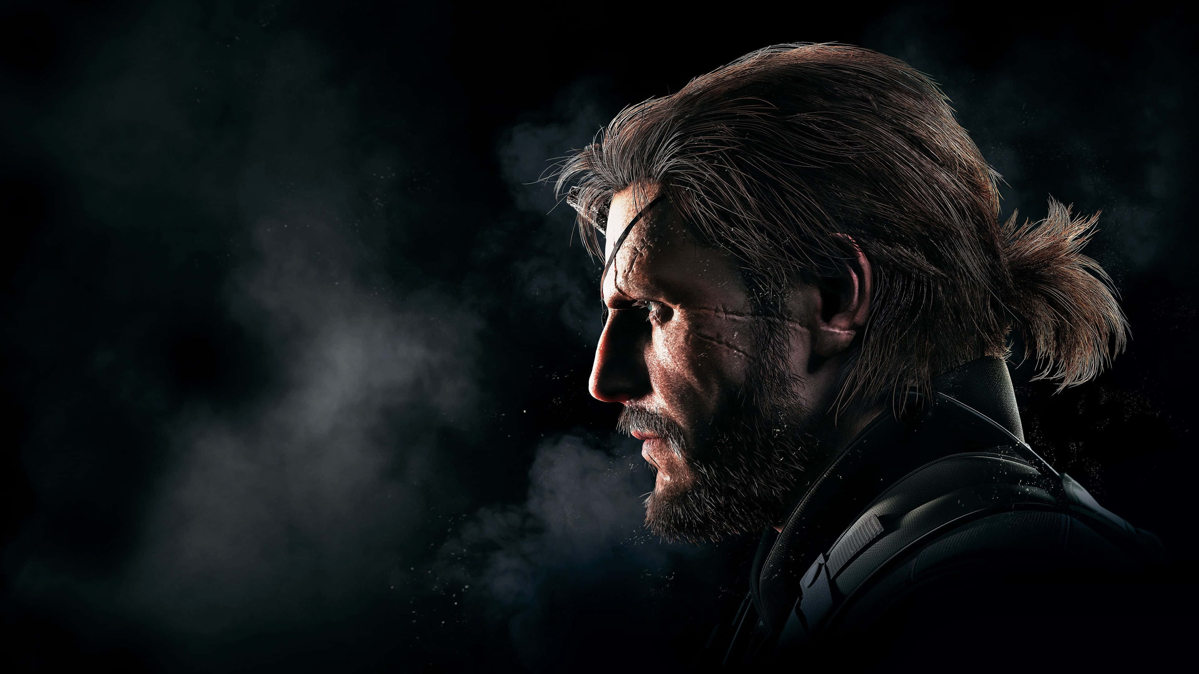 金髮 Big Boss 金屬戰爭 4K 壁紙 — 一個留鬍子紮馬尾的粗獷男人，在戲劇性燈光下的陰影煙霧中專注地凝視。