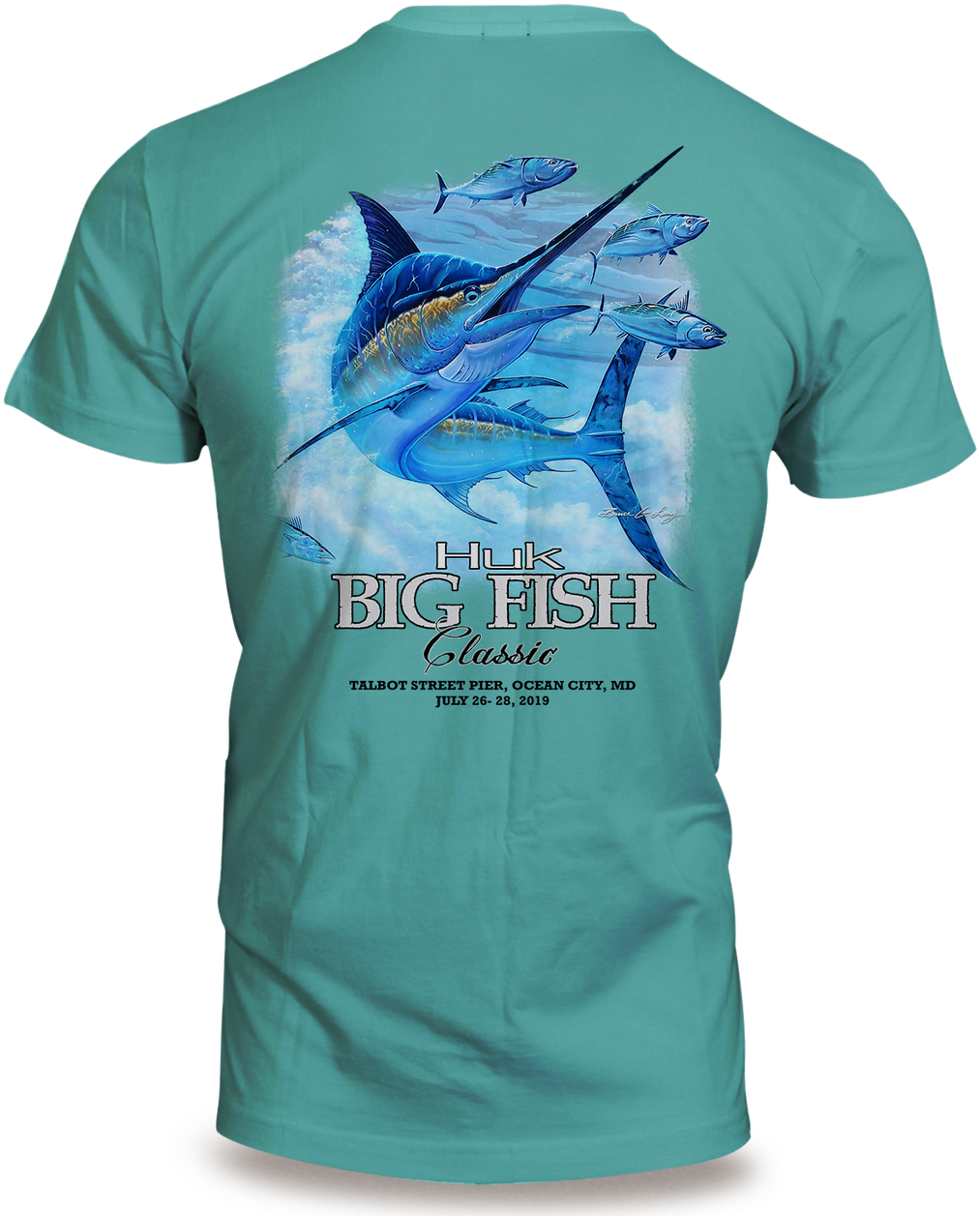 Big Fish Classic 2019 賽事T恤 壁紙 — 一件青綠色T恤展示了一幅動態插圖，描繪馬林魚和吞拿魚躍過雲層，下方有活動文字。