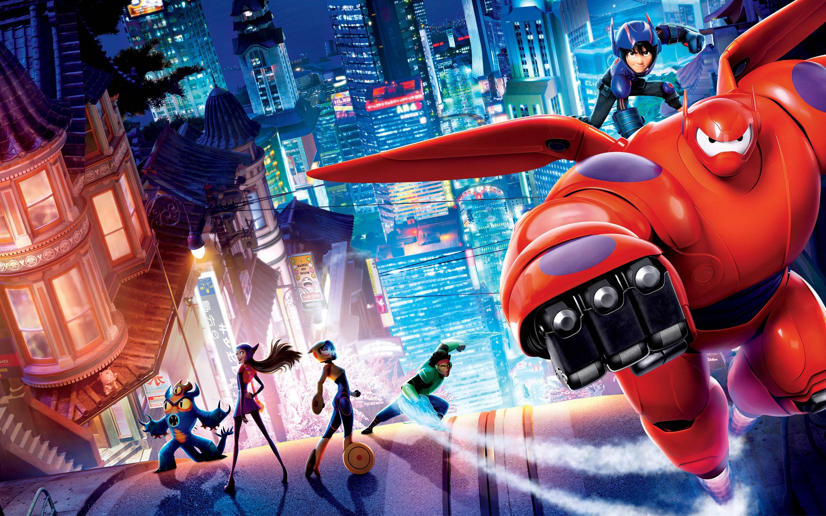 Big Hero 6 角色群像 壁紙 — 一個巨大的紅色機械人在霓虹燈照亮的天際線上翱翔，英雄們在下方進行動態的夜間追逐。