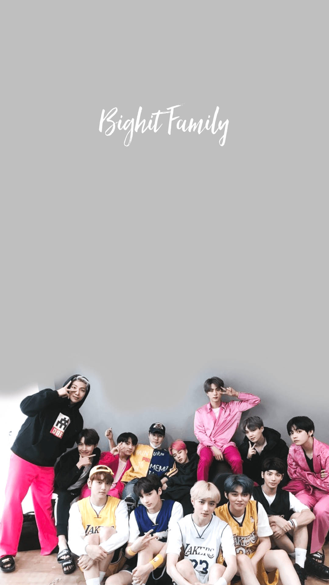 K-pop 組合 Bighit Family 穿著色彩繽紛的街頭服飾在灰色牆壁前擺姿勢。
