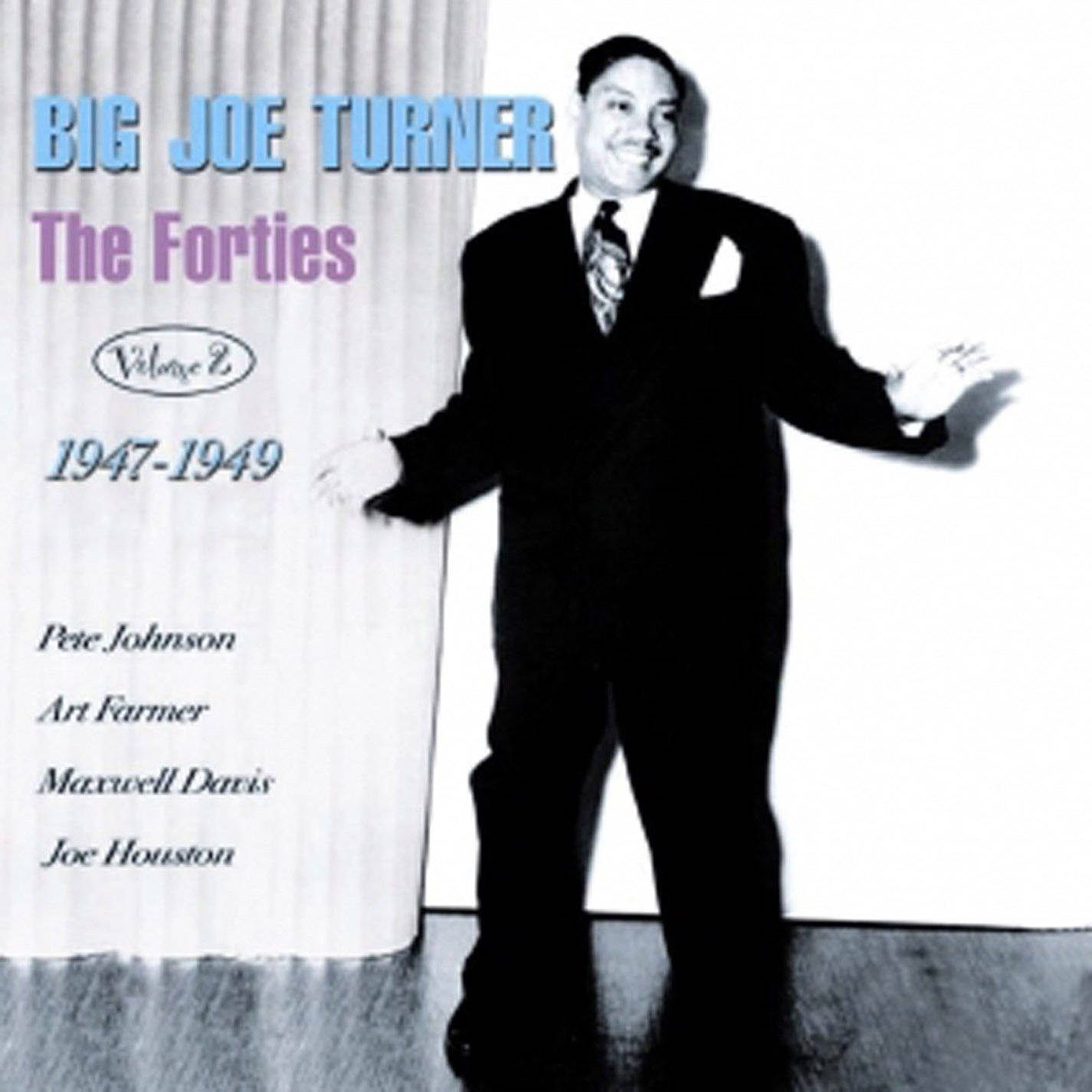 復古爵士專輯封面，Big Joe Turner 身穿西裝微笑站在窗簾旁。