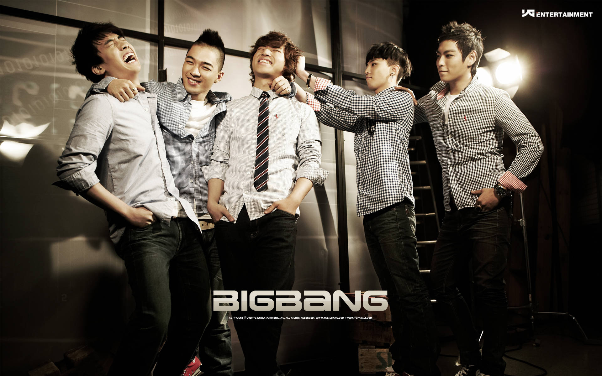 Bigbang K-pop 照片拍攝 壁紙 — 五位穿著格仔恤衫和領帶的時尚男士在戲劇性燈光的攝影棚背景下俏皮地擺姿勢。