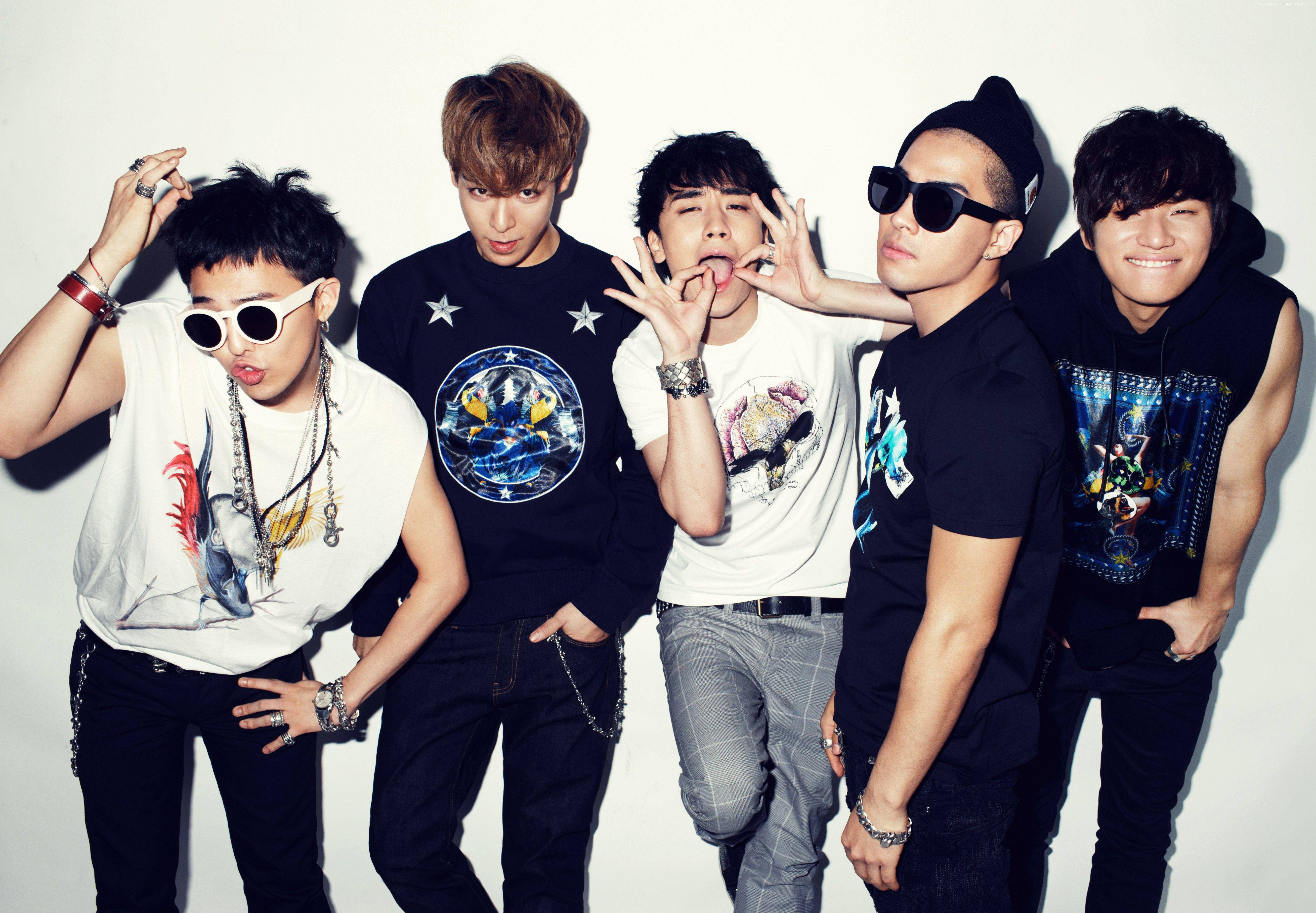 BIGBANG 拍攝現場 壁紙 — 五位時尚年輕男士穿著潮流街頭服飾，在純白背景前擺出俏皮姿勢。