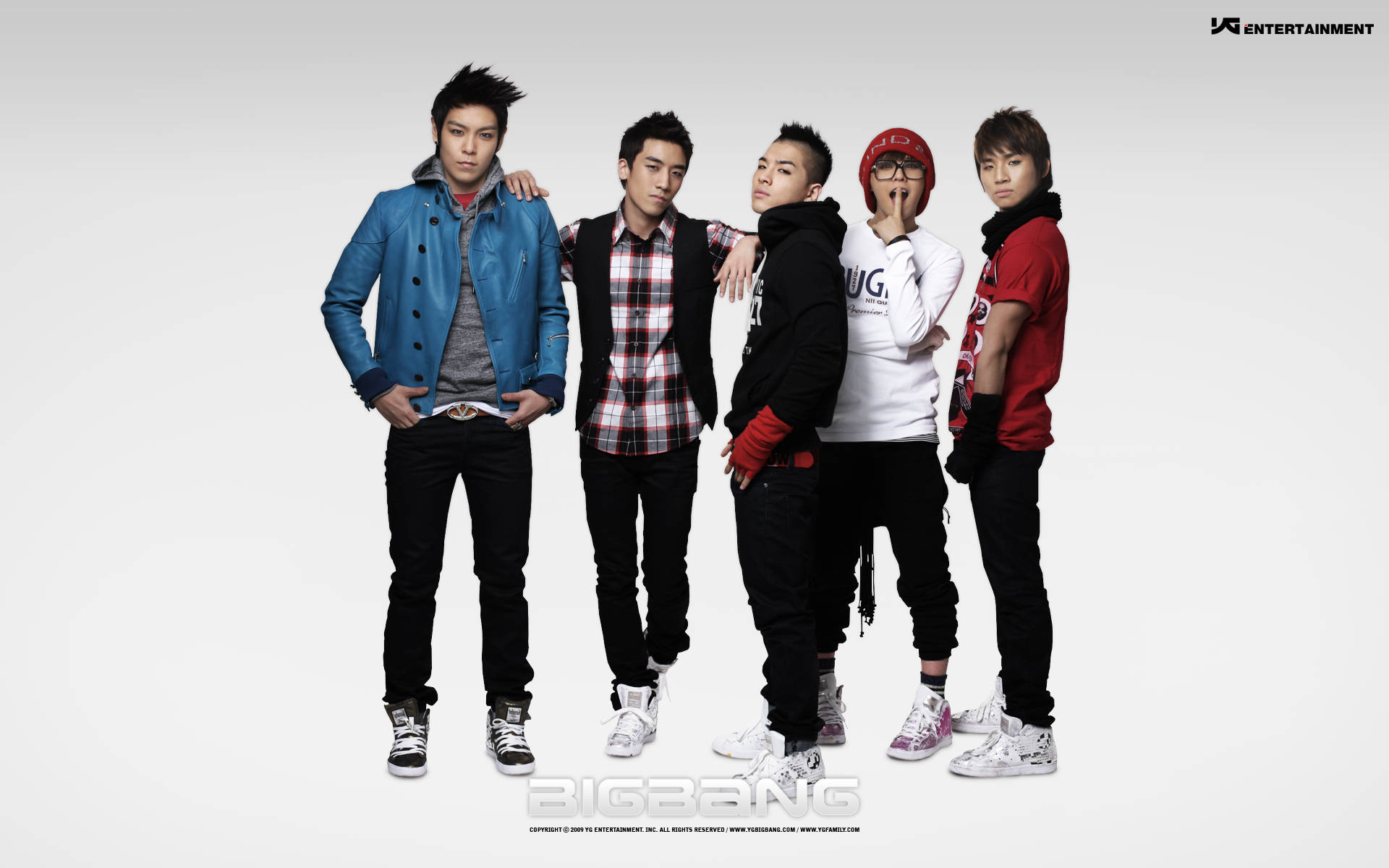 五位K-pop偶像穿著休閒街頭服飾，為攝影棚照片擺姿勢。