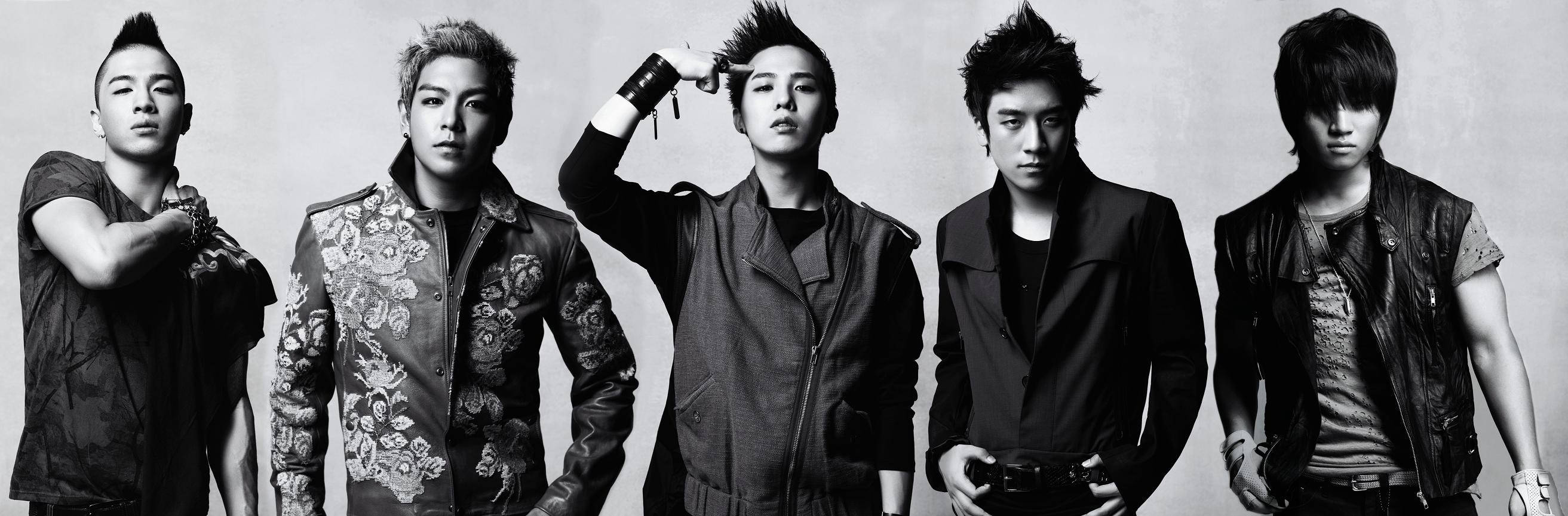 BIGBANG 黑白半身照 壁紙 — 五位時尚年輕男士穿著前衛服裝，在純色背景前自信擺姿勢，拍攝出戲劇性的黑白工作室照片。