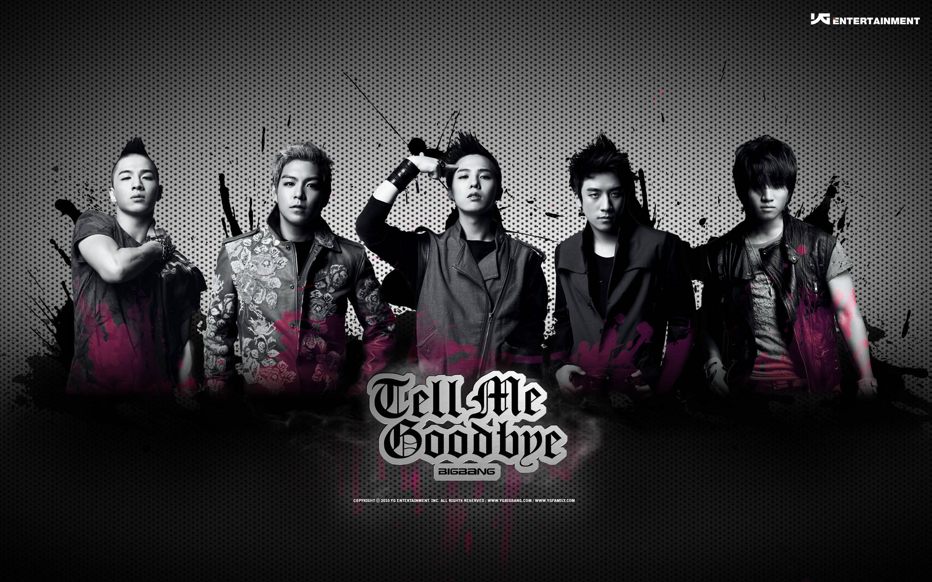 BIGBANG《Tell Me Goodbye》 壁紙 — 五位身穿前衛服裝的男士在深色紋理背景前擺姿勢，帶有醒目的紅色潑濺效果和下方的「Tell Me Goodbye」文字。