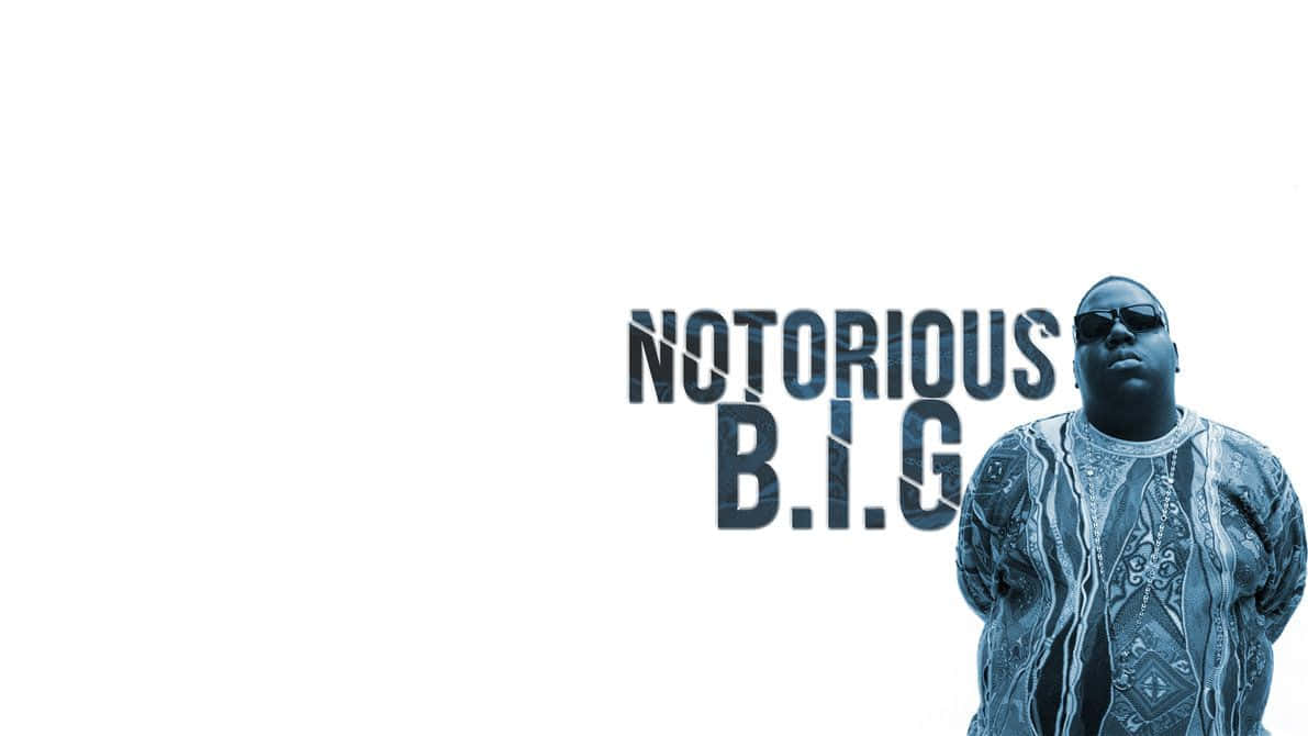 Biggie Smalls 寬屏白底 壁紙 — Notorious B.I.G. 自信地穿著圖案襯衫，站在純白色背景前，他的名字以粗體風格文字呈現。