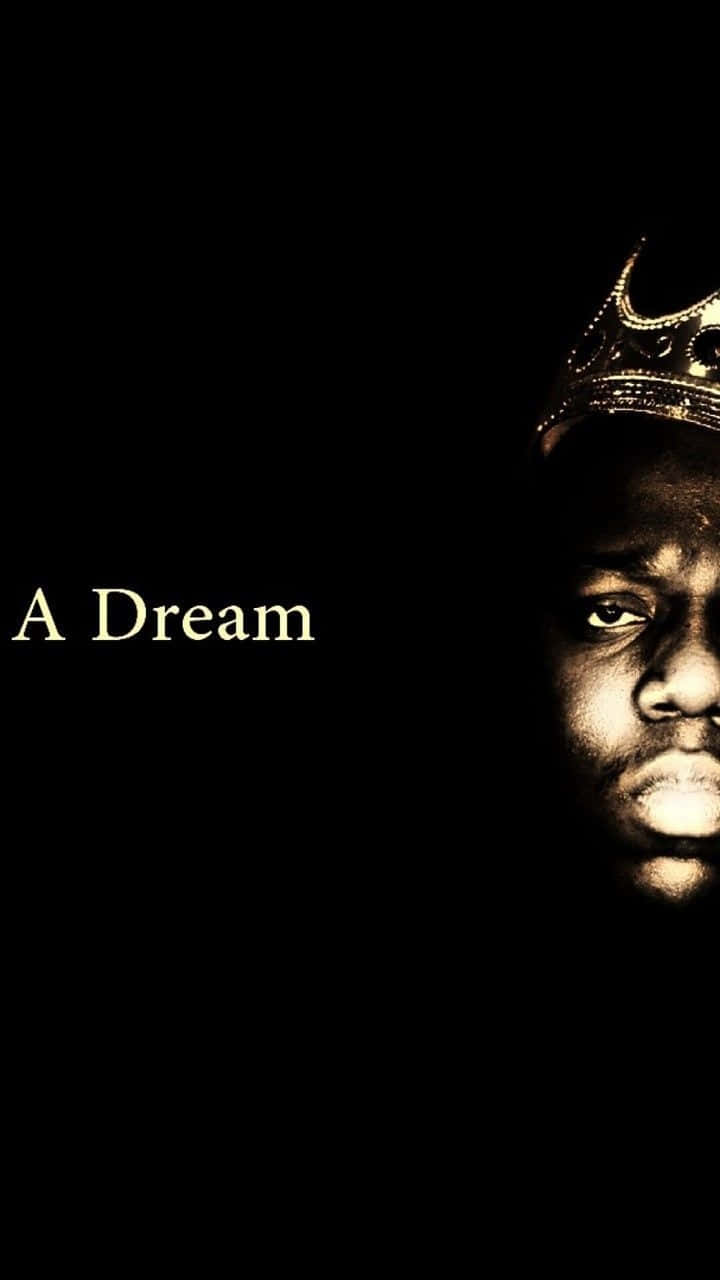 黑暗中照亮的一個戴著皇冠的男人臉部，附近有發光的文字「A Dream」。