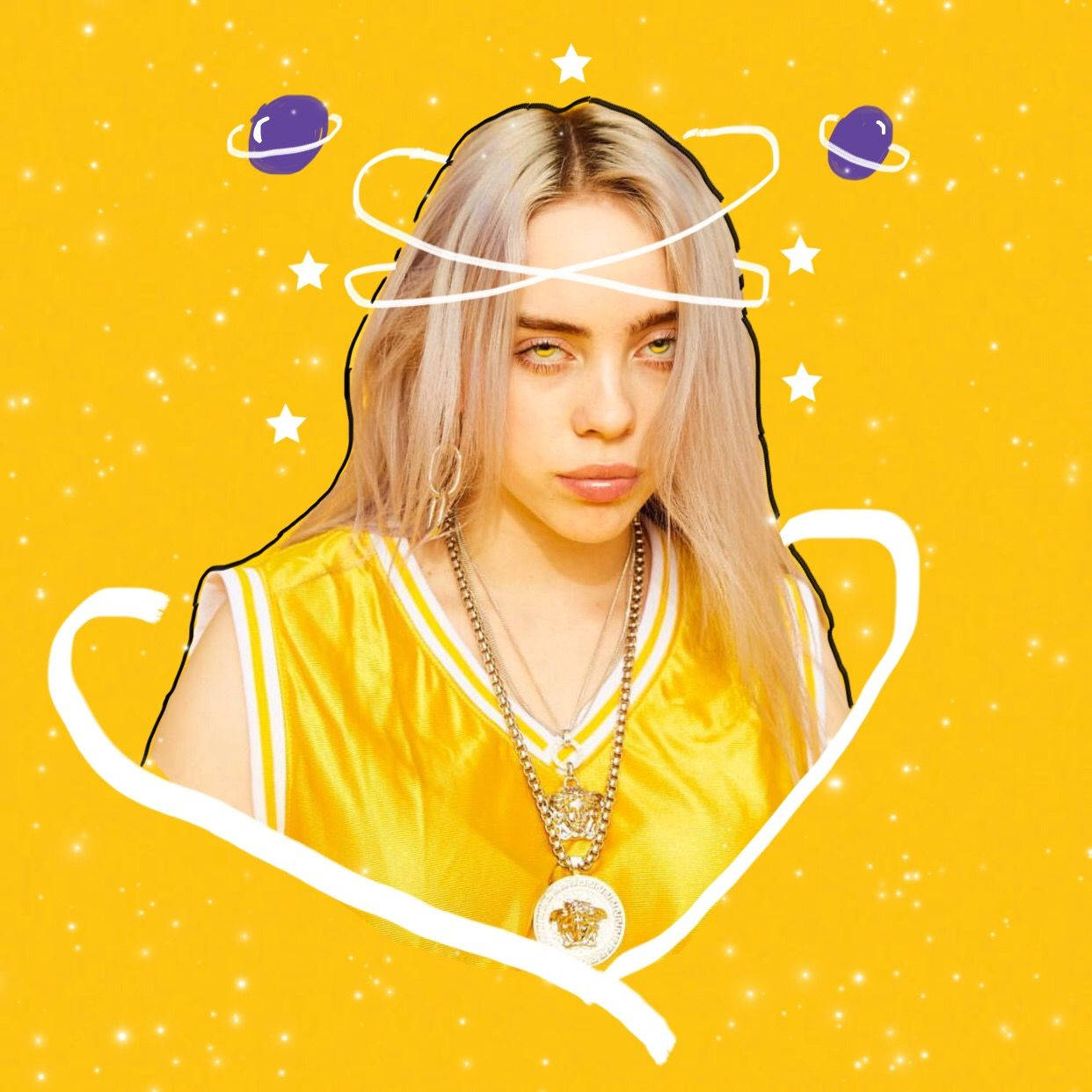 Billie Eilish《Galaxy Doodles》黃色美學壁紙 壁紙 — Billie Eilish 身穿黃色緞面運動衫，上面有宇宙行星和星星，背景是鮮豔的黃色。