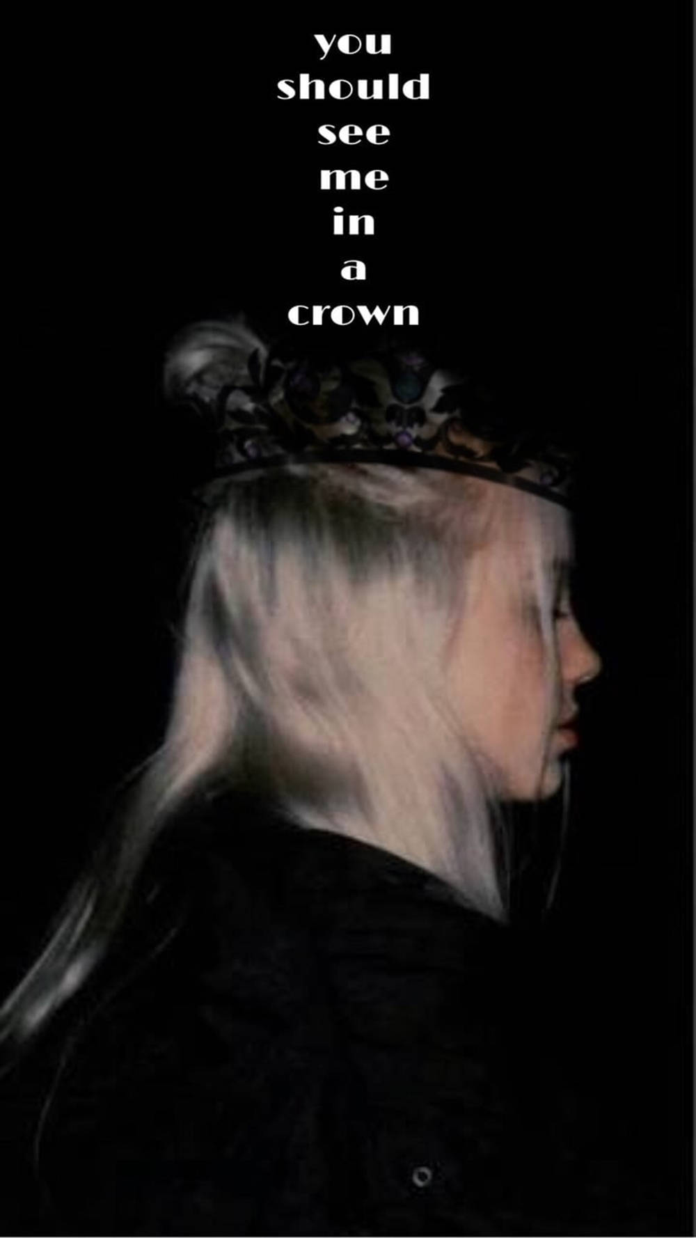 Billie Eilish《You Should See Me In A Crown》美學壁紙 壁紙 — 一個淺色頭髮的人戴著深色華麗皇冠，背景為黑色，並有白色文字寫著 you should see me in a crown。