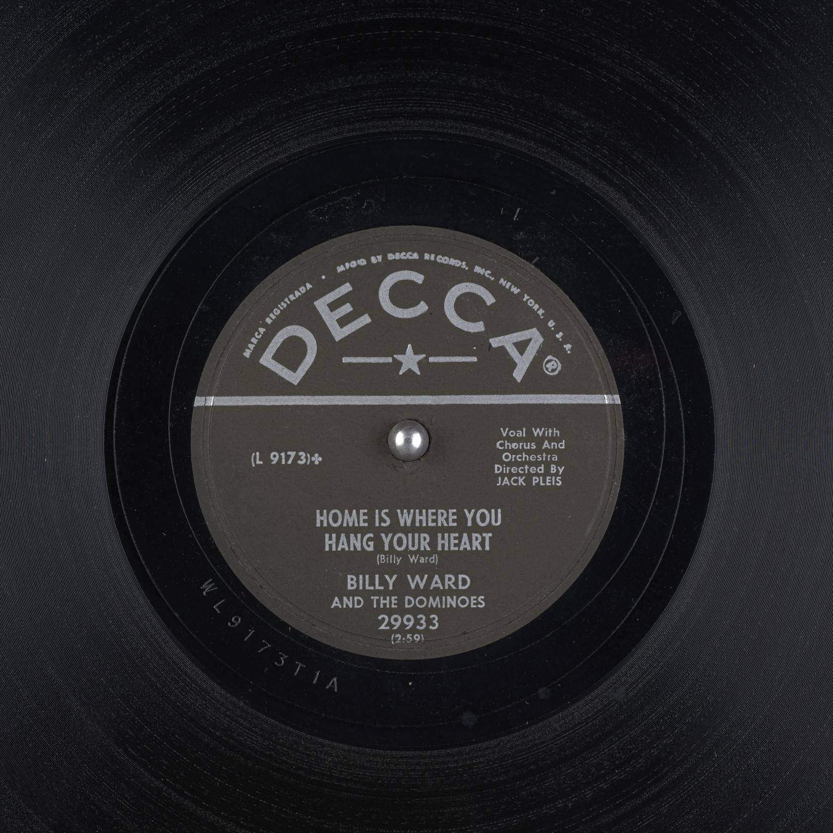 Billy Ward and The Dominoes 德卡唱片公司黑膠唱片 壁紙 — 特寫鏡頭展示一張復古Decca唱片標籤，上面有Billy Ward and the Dominoes的《Home Is Where You Hang Your Heart》。