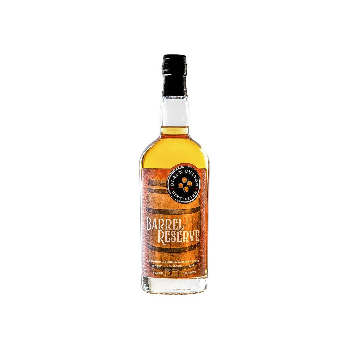 Bimber單一黑按鈕蒸餾廠 壁紙 — 一個透明玻璃瓶的Black Button Distillery Barrel Reserve威士忌，帶有琥珀色液體和木桶標籤，背景為白色。