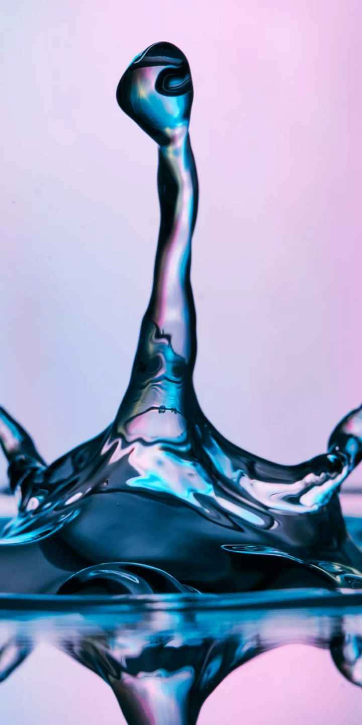  壁紙 — 冰凍的水花在柔和的粉紅和藍色漸變背景上形成一個高貴優雅的皇冠。