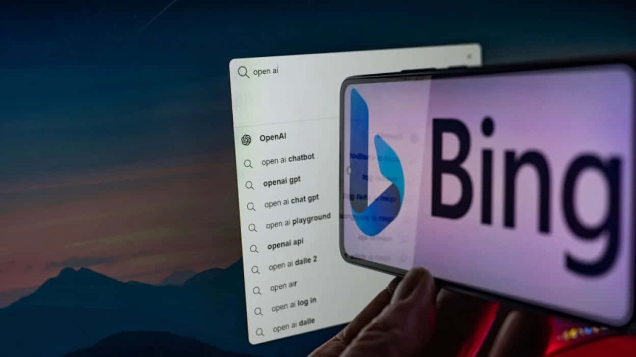 手拿帶Bing標誌的電話，浮動搜索結果顯示OpenAI，背景為山景日落。