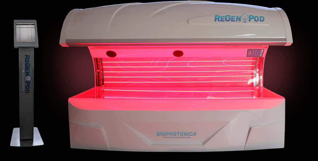 紅光療法儀器 Biophotonica 壁紙 — 時尚的白色 ReGenPod 曬黑床在黑色背景下發出充滿活力的粉紅色光芒，並配有相配的控制支架。