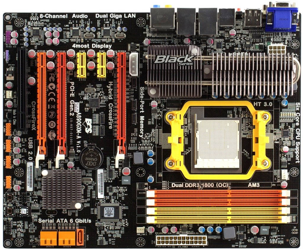 黑色系列主機板 BIOS 壁紙 — 黑色電腦主機板特寫，帶有黃色CPU插槽和橙色PCIe插槽。