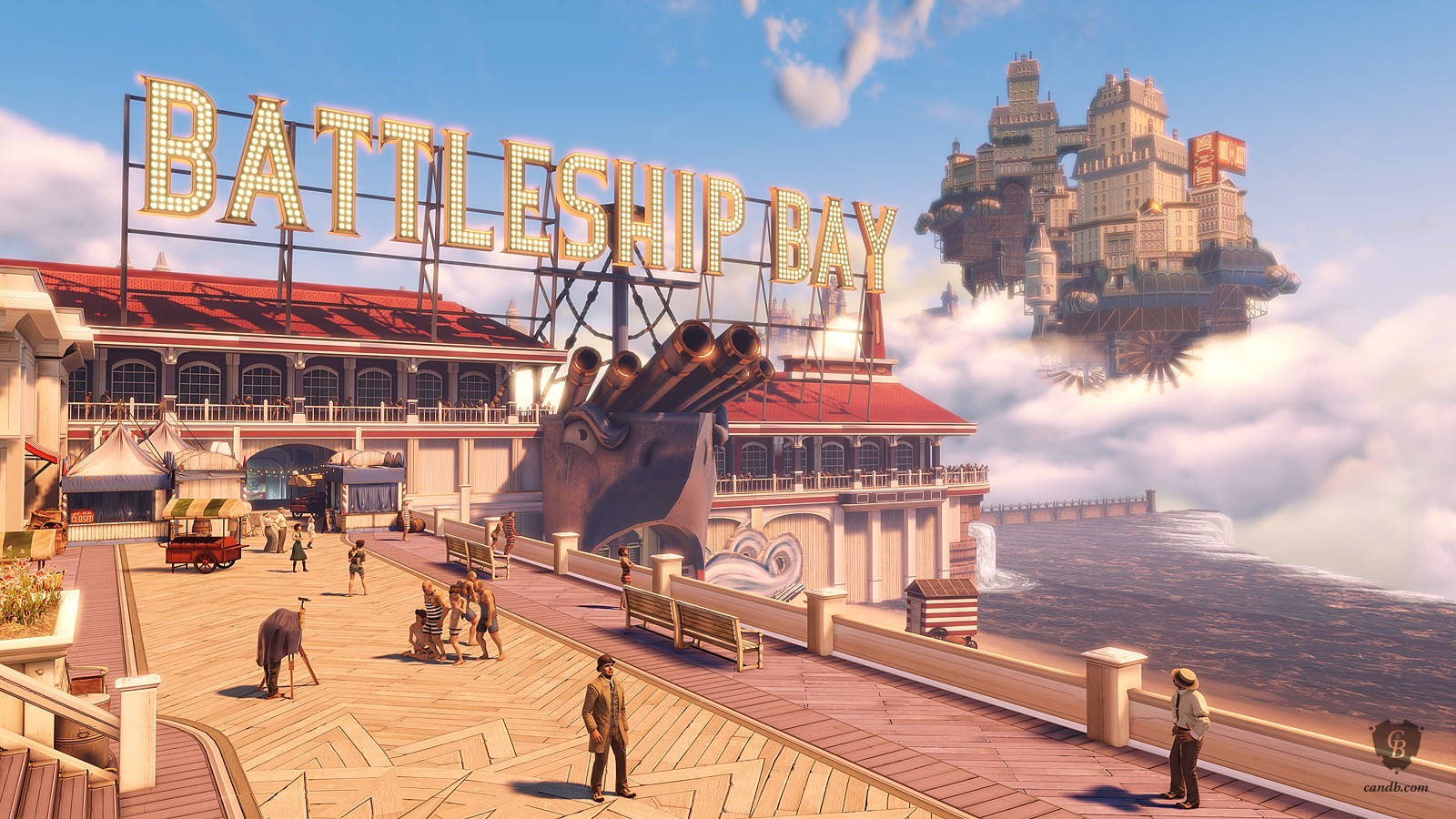 Bioshock Infinite 艦隊灣 壁紙 — 在明亮的藍天下，一個熱鬧的海濱木板路上有一個巨大的戰艦主題標誌和雲端中的浮城。
