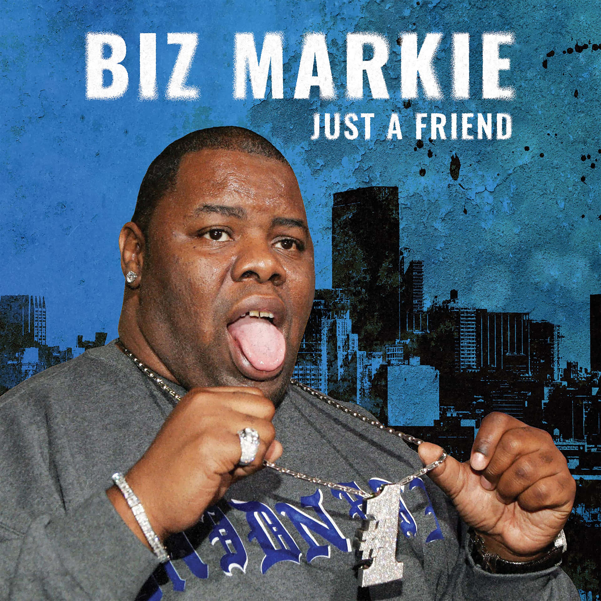  壁紙 — Biz Markie 喺粗糙嘅藍色城市背景下，頑皮咁伸出舌頭，配以粗體文字。