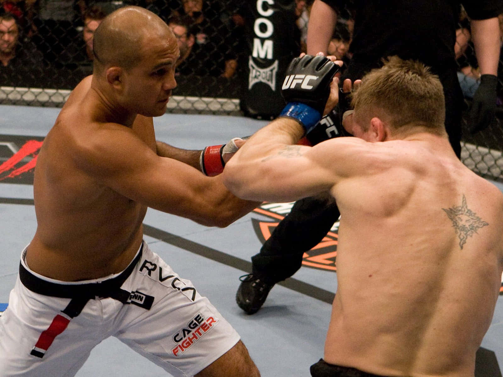 BJ Penn對決Sean Sherk於UFC 84（2008） 壁紙 — 兩名肌肉發達的MMA拳手在八角籠內激烈纏鬥，觀眾專注觀看。