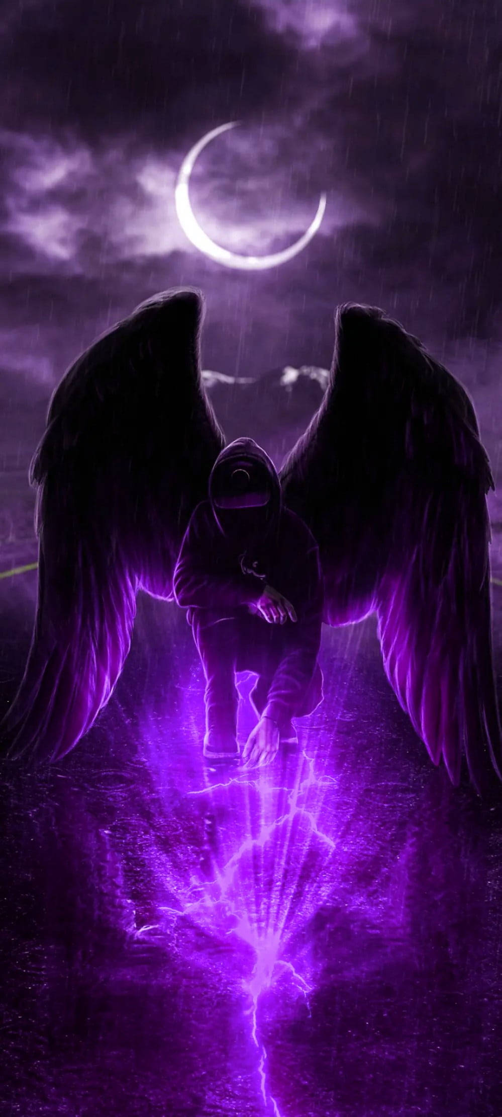 Black And Purple Aesthetic Angel 壁紙 — 一個戴著兜帽、擁有巨大黑色翅膀的身影跪在雨中的新月下，紫色的閃電從他們手中噴發而出。