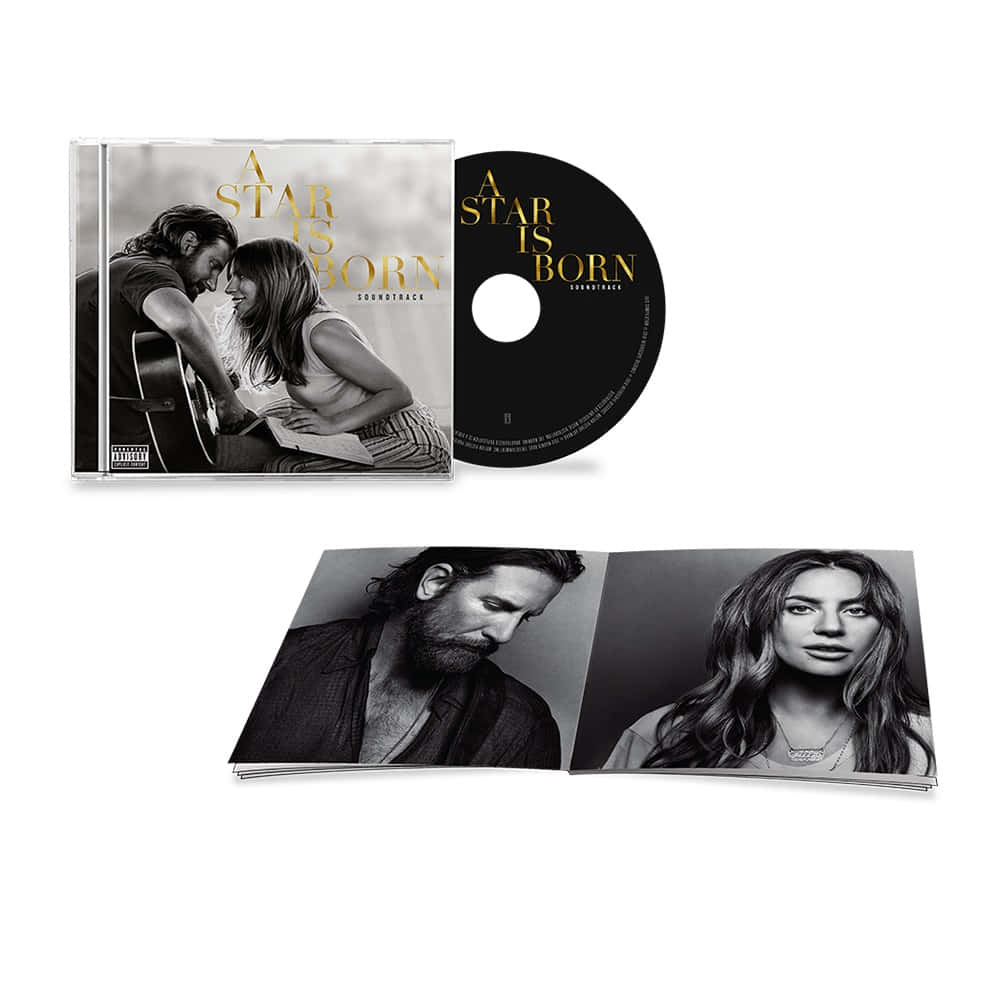 A Star Is Born 桌布 壁紙 — 《星夢情深》原聲帶的黑白CD盒，配有浪漫情侶照片和金色標題文字。