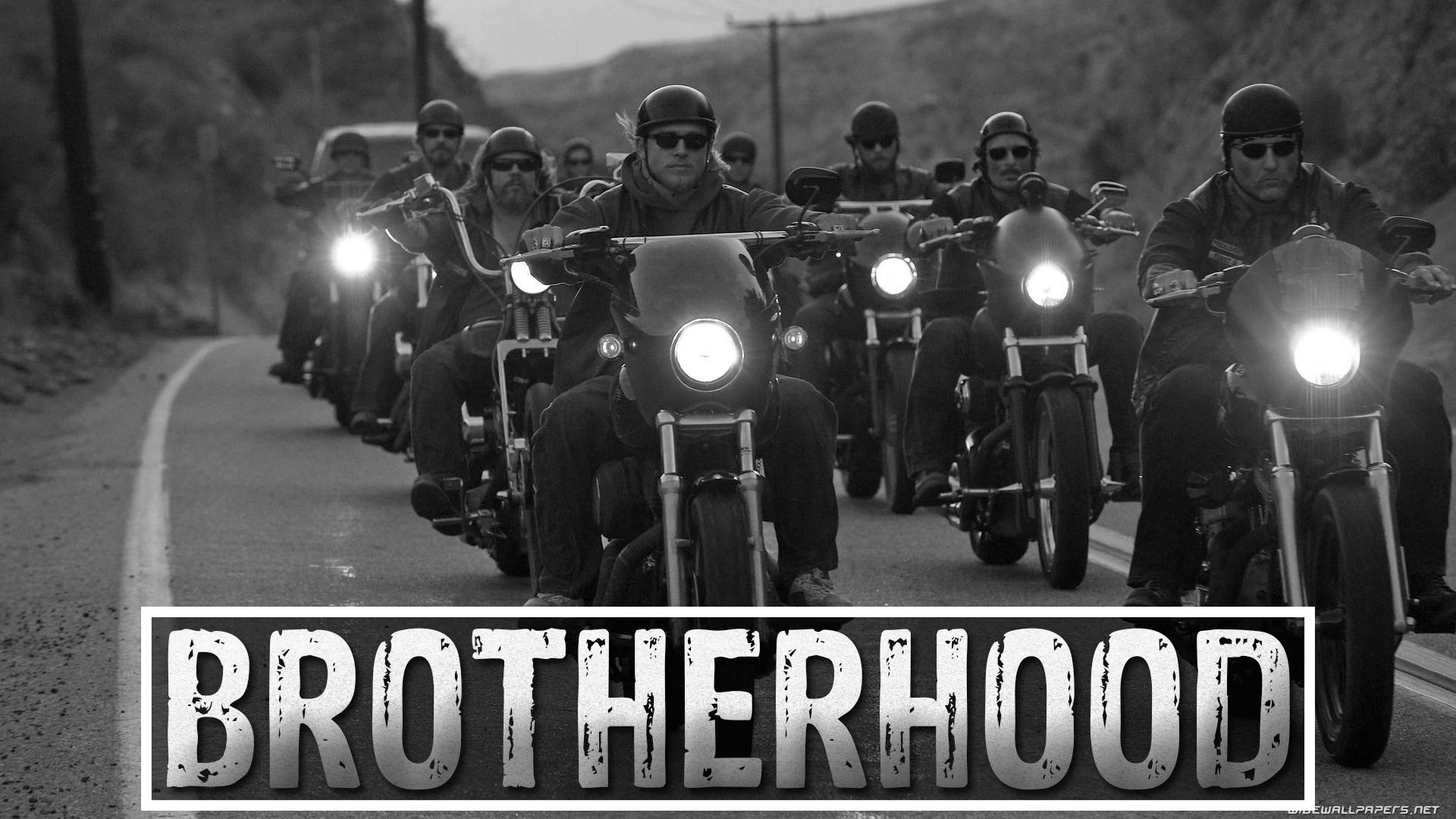 哈雷戴維森騎士團 壁紙 — 一張黑白照片，顯示電單車幫派在蜿蜒的道路上以隊形行駛，車頭燈閃爍。